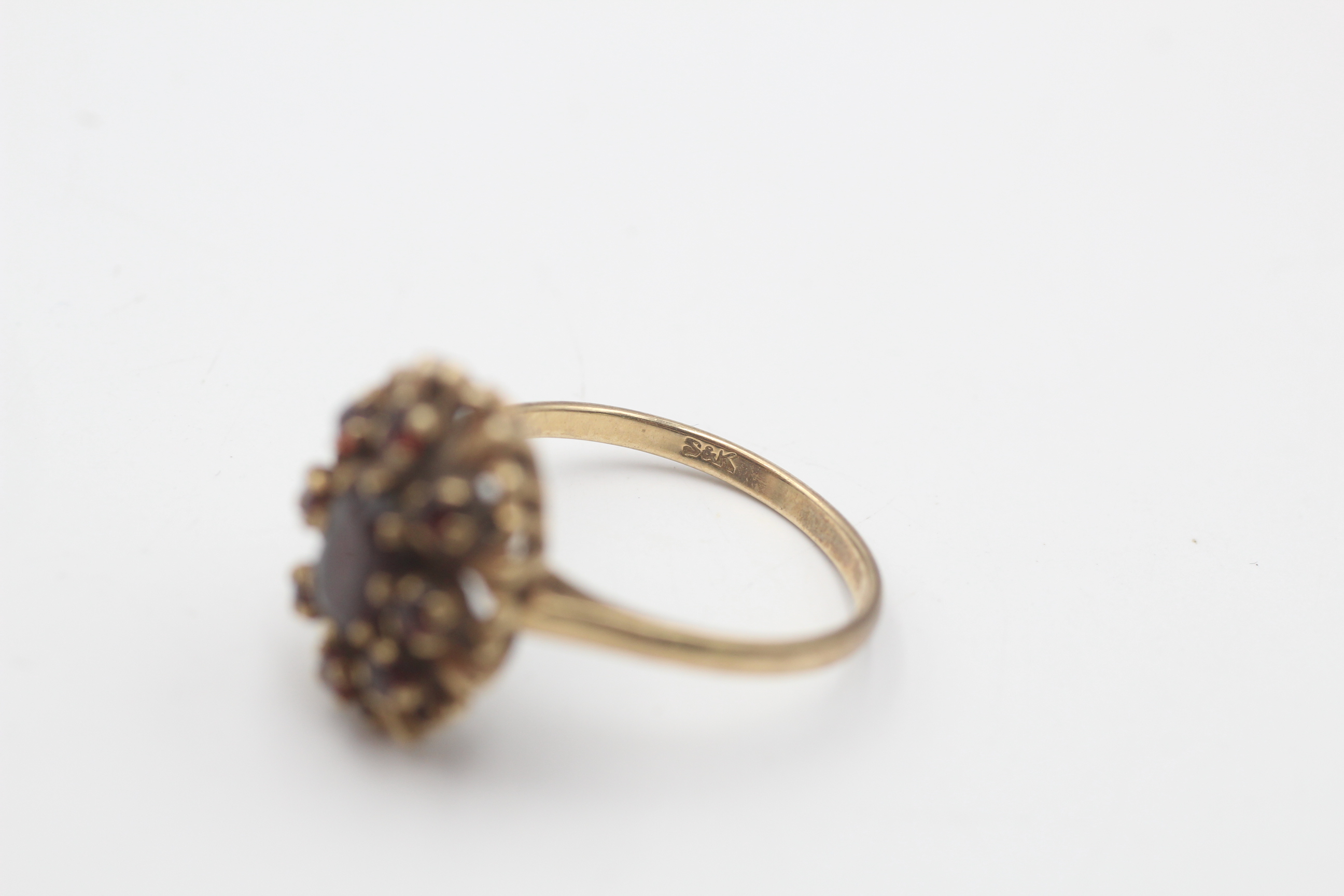 9ct gold vintage garnet halo dress ring (3.7g) - Image 3 of 6