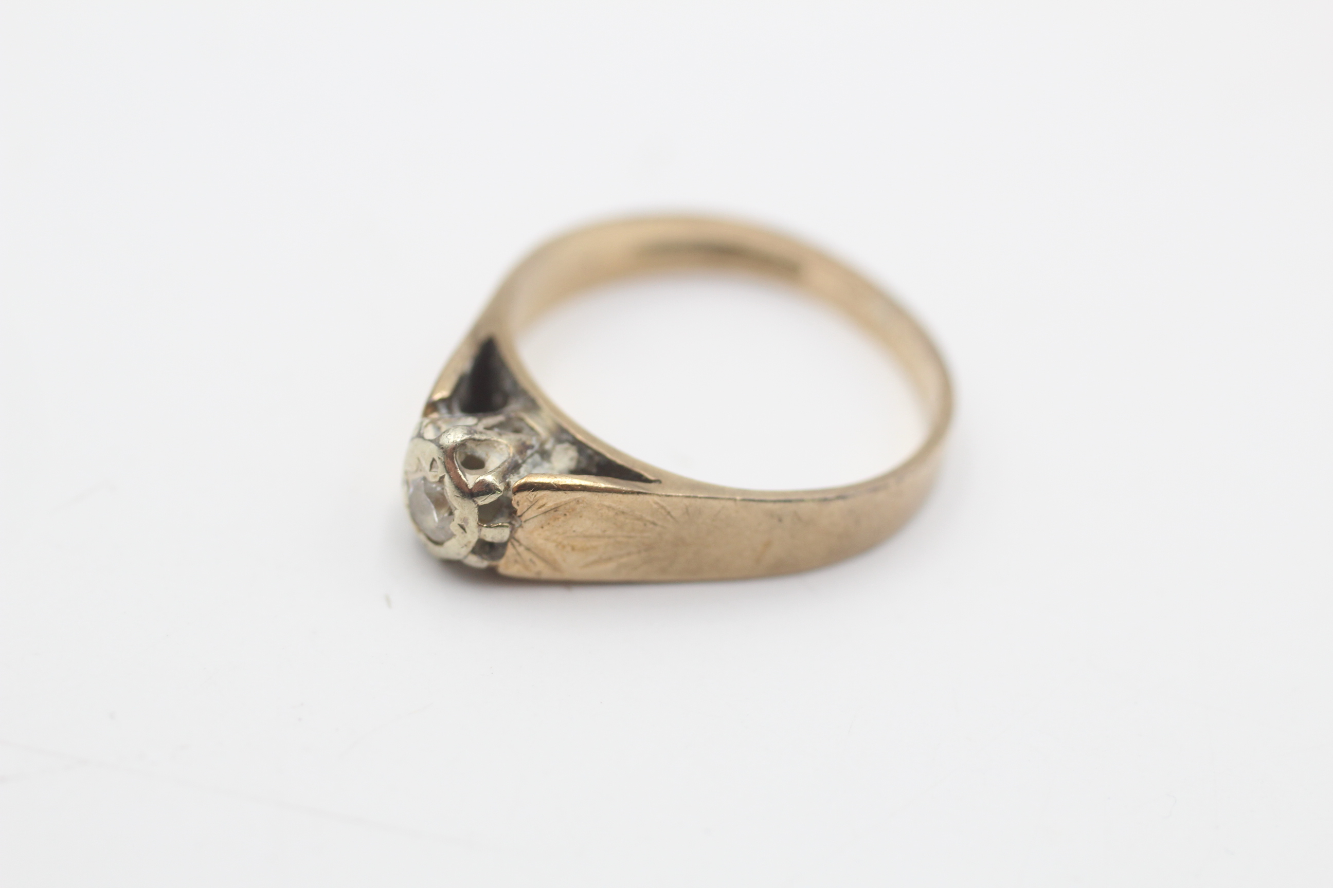9ct gold vintage diamond solitaire etched cathedral setting ring (2.3g) - Image 3 of 5