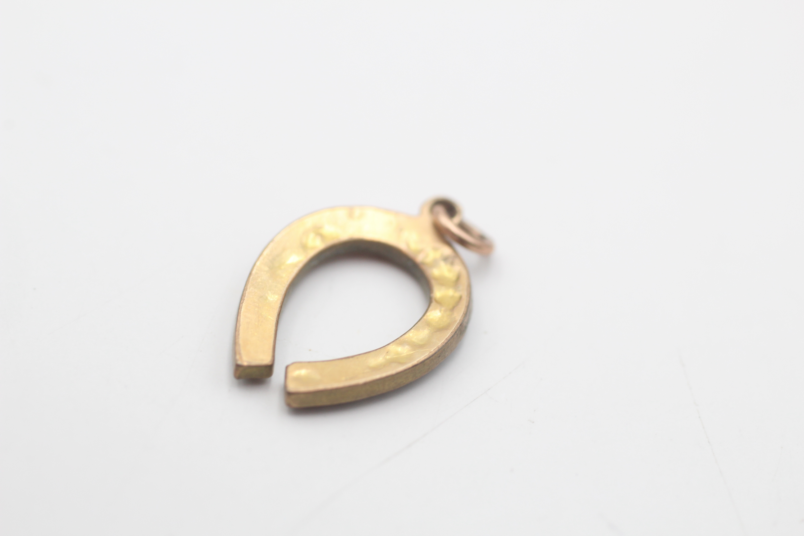 9ct gold bail vintage Bohemian garnet lucky horseshoe pendant (0.9g) - Image 4 of 4