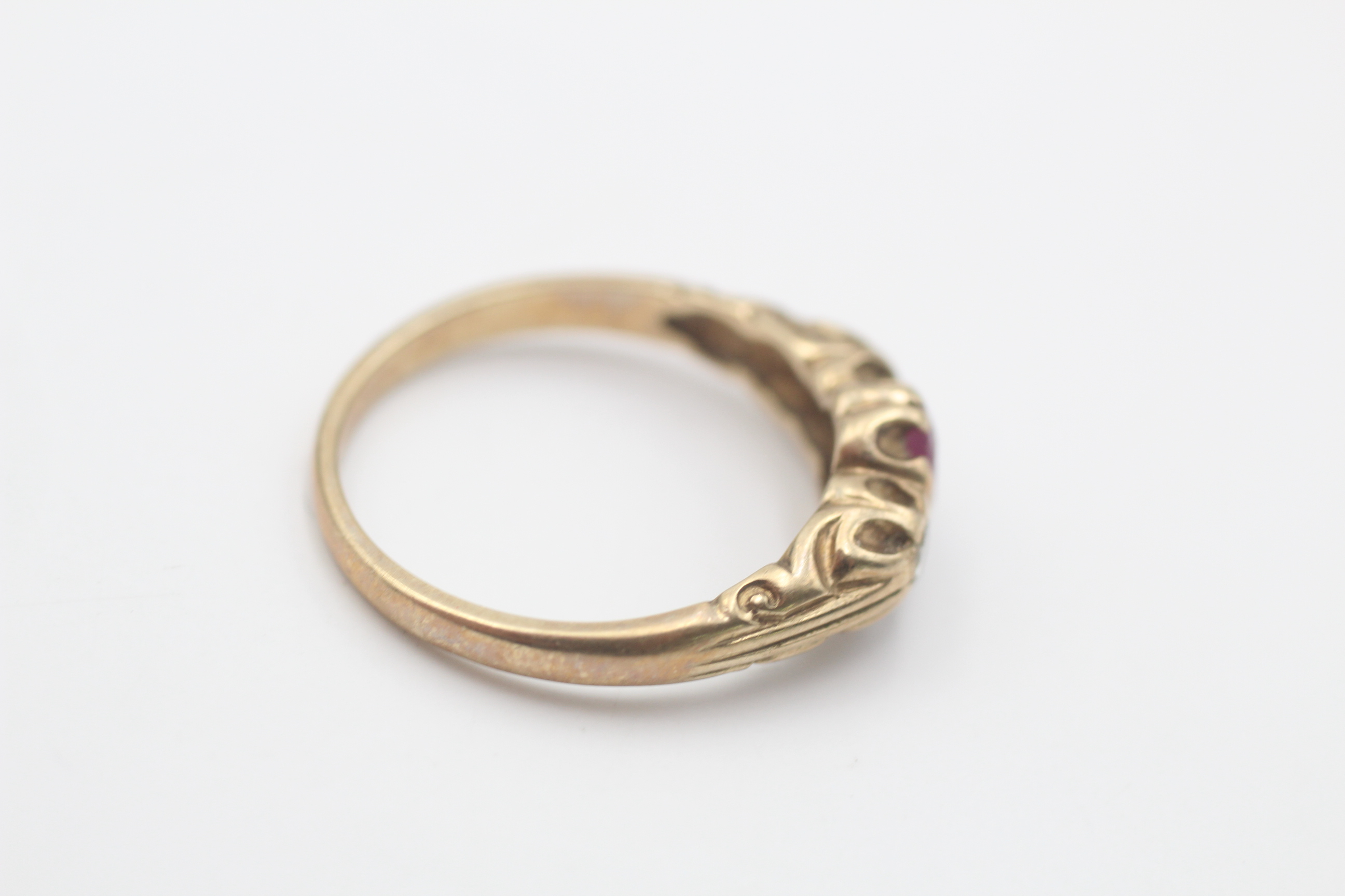 9ct gold vintage ruby & diamond three stone foliate etched gypsy setting ring (3.2g) - Image 2 of 5