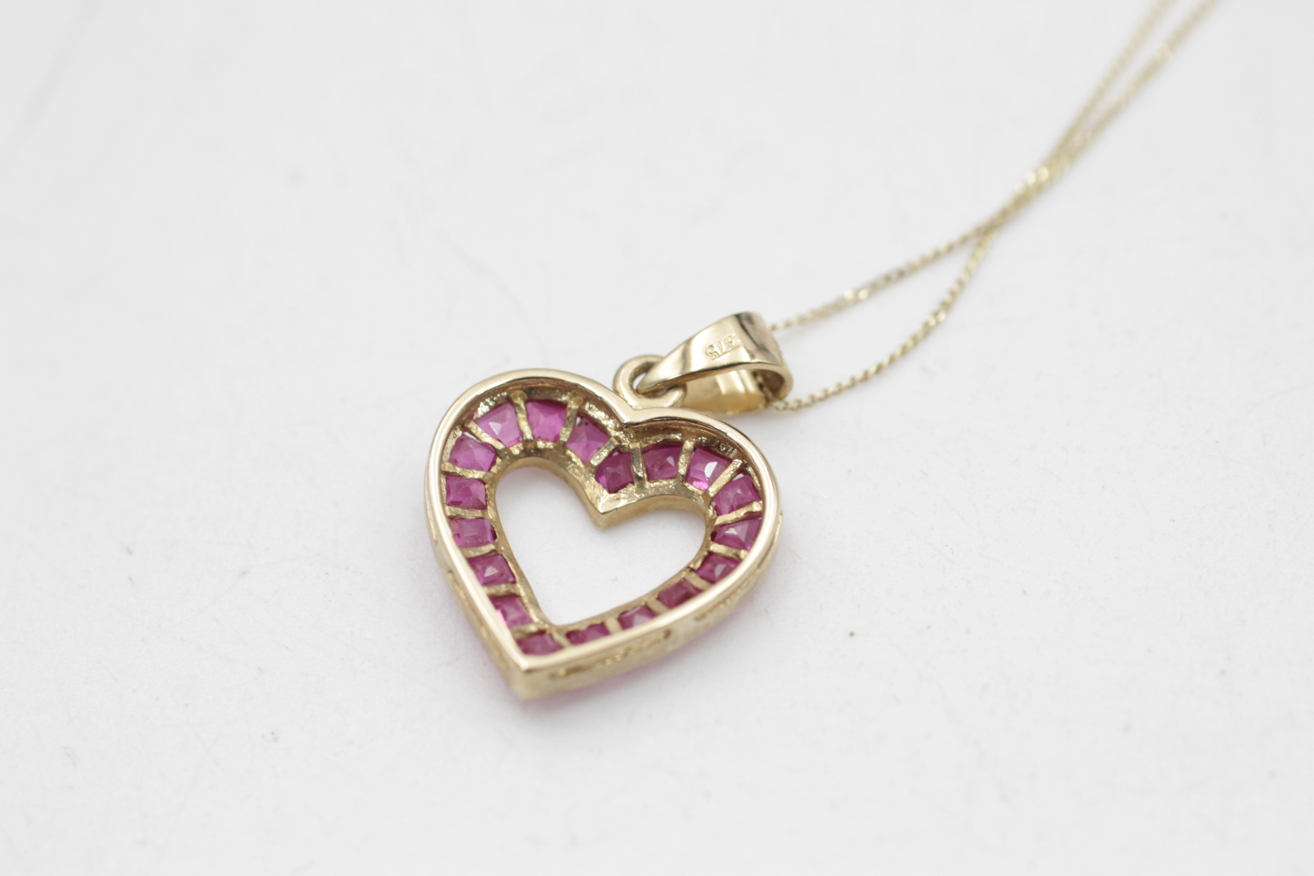 9ct gold ruby channel set open heart pendant necklace (2.1g) - Image 4 of 6