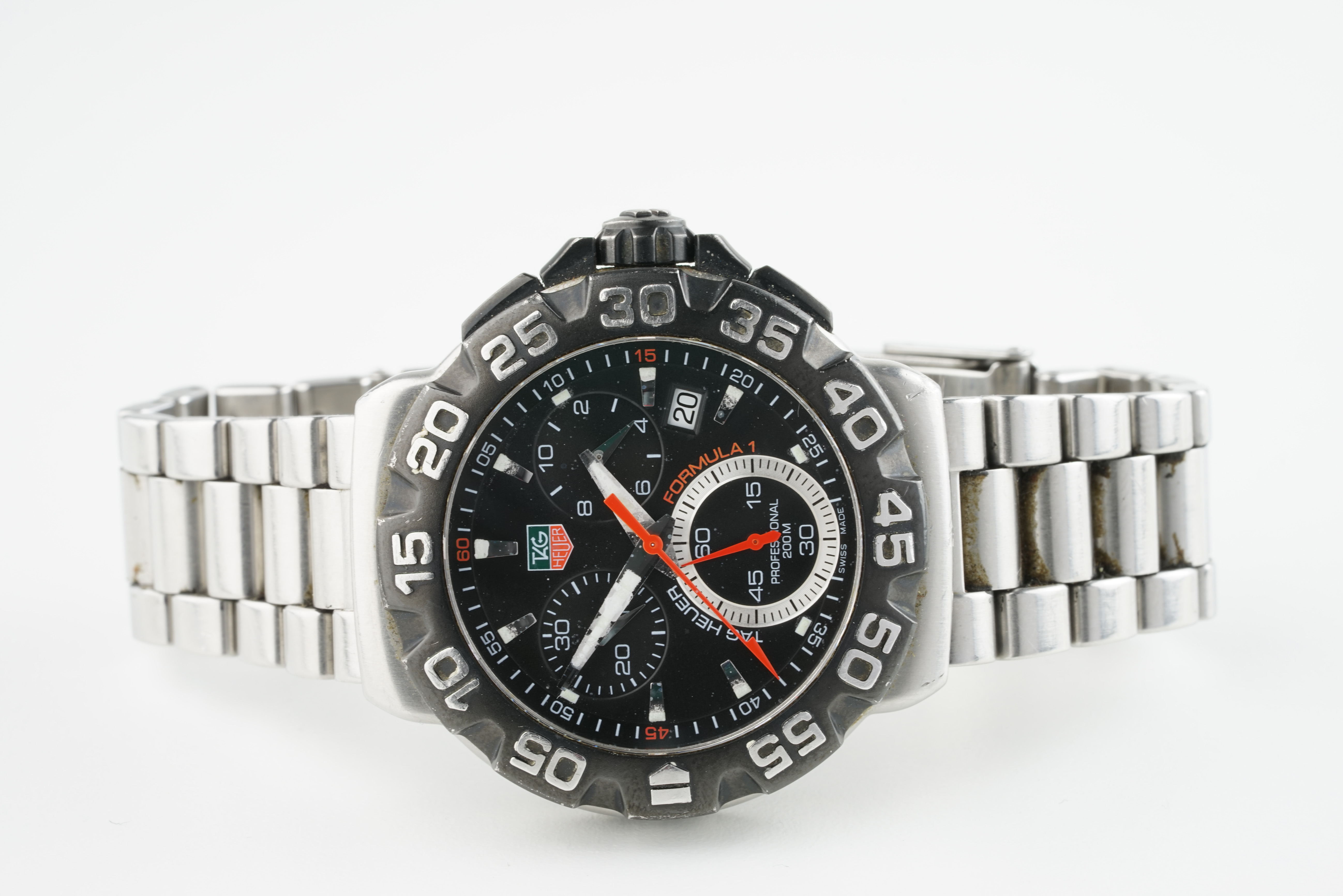 GENTLEMENS TAG HEUER FORMULA 1 CHRONOGRAPH WRISTWATCH, circular black triple register dial with hour