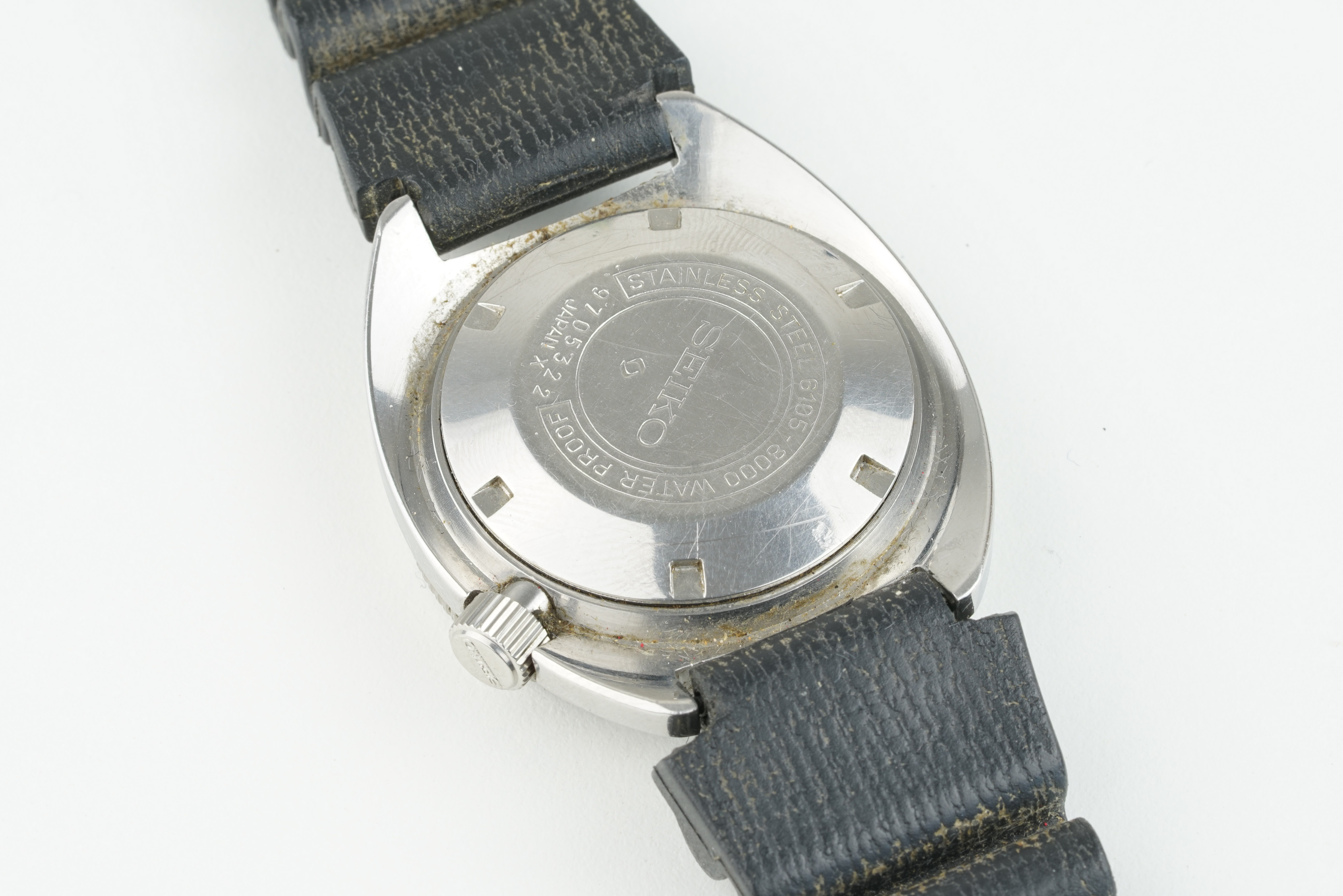 SEIKO AUTOMATIC DATE DIVER WRISTWATCH REF. 6105-8000, circular black dial with block hour markers - Image 2 of 2