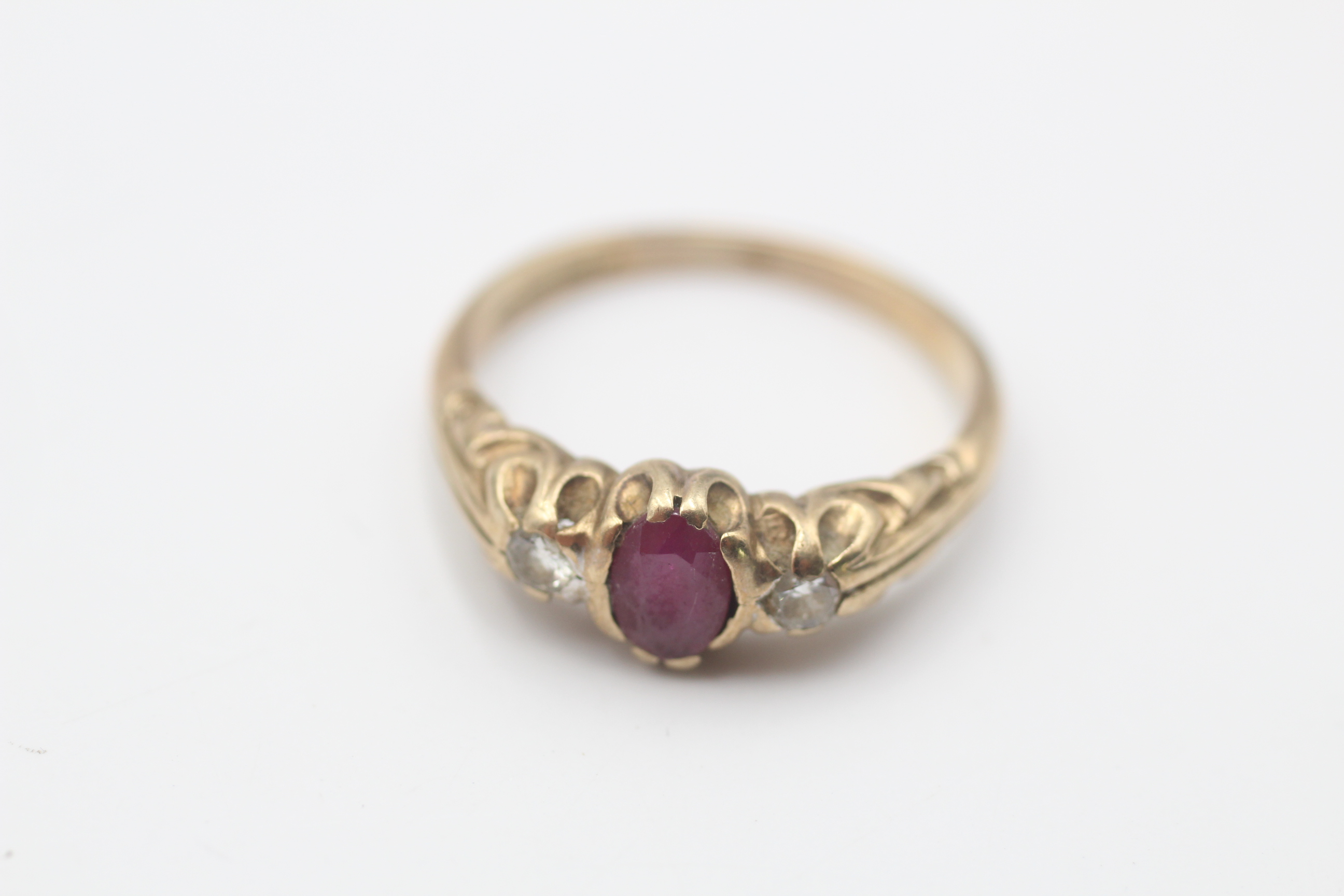 9ct gold vintage ruby & diamond three stone foliate etched gypsy setting ring (3.2g)