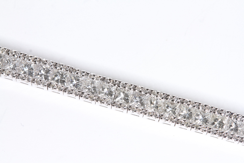 18ct Bracelet Princess Cut Diamond Centre with RB to the edges TDW 6.34cts - Image 3 of 3