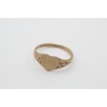 9ct gold vintage etched heart signed ring (1.1g)