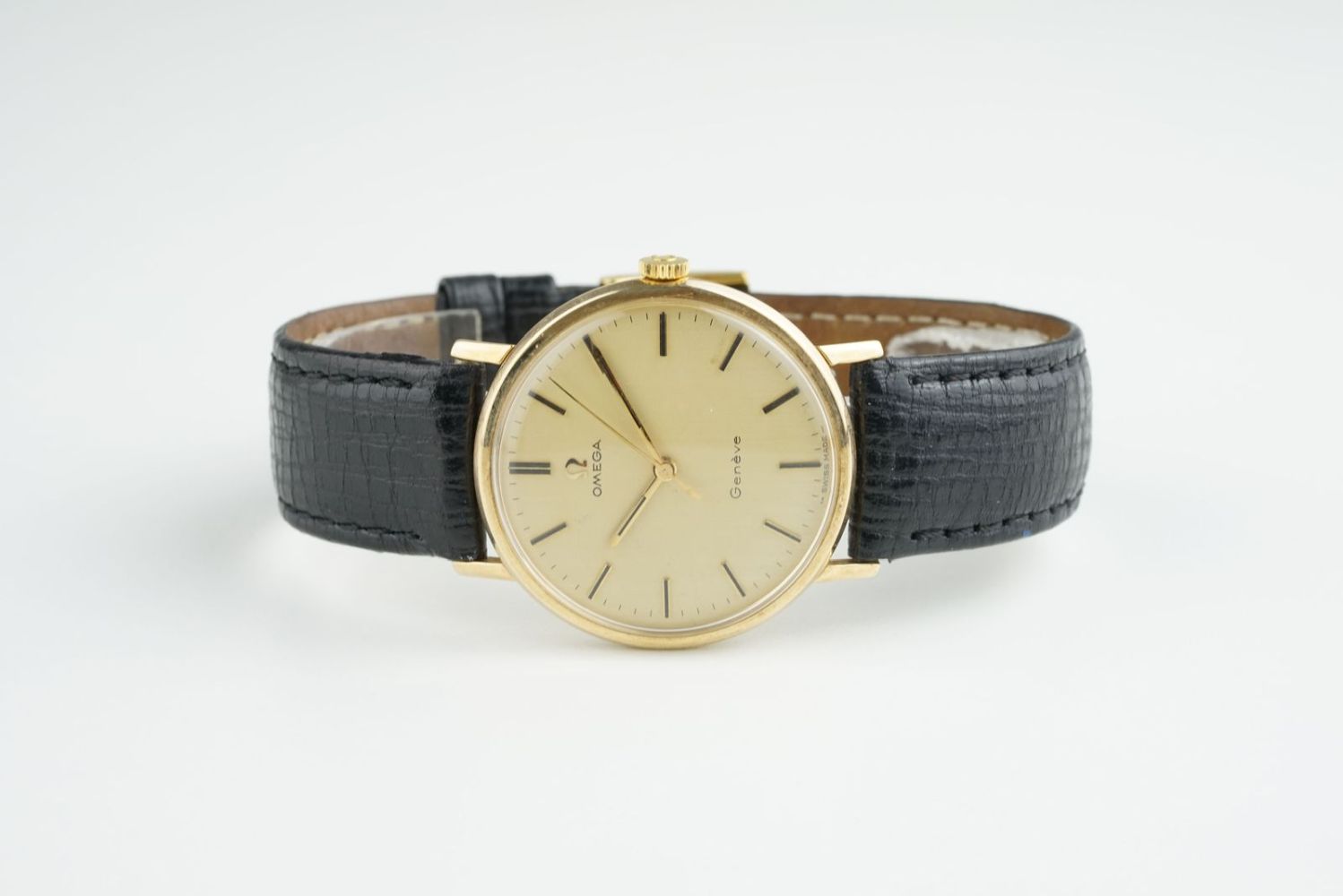 GENTLEMENS OMEGA GENEVE 9CT GOLD WRISTWATCH, circular gold dial with stick hour markers and hands,