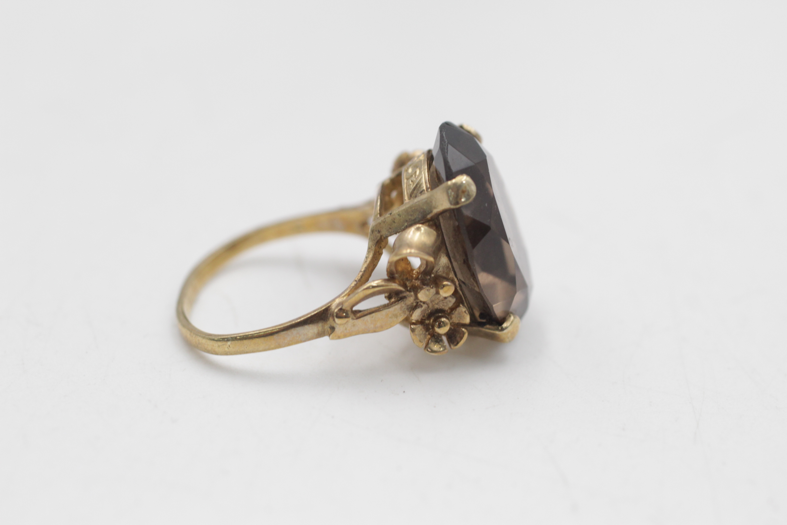 9ct gold vintage smoky quartz solitaire ornate floral setting cocktail ring (5.5g) - Image 4 of 5