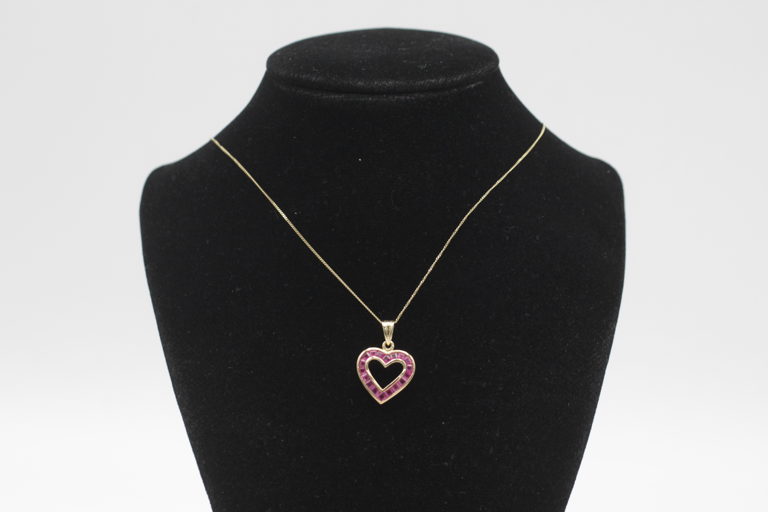 9ct gold ruby channel set open heart pendant necklace (2.1g)