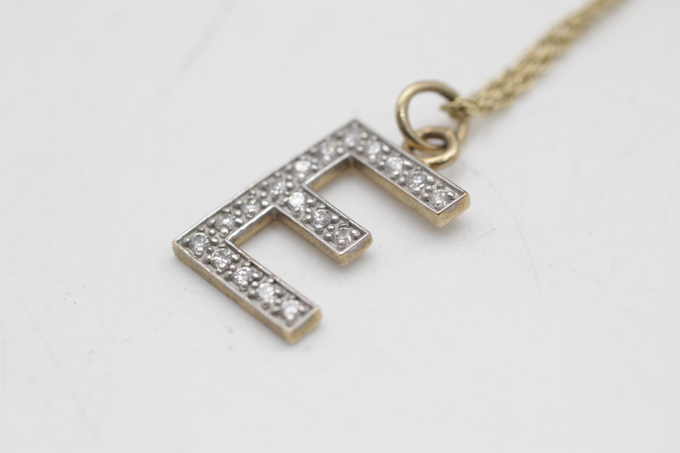 9ct gold vintage clear gemstone set "E" initial letter pendant necklace (2.7g) - Image 3 of 6