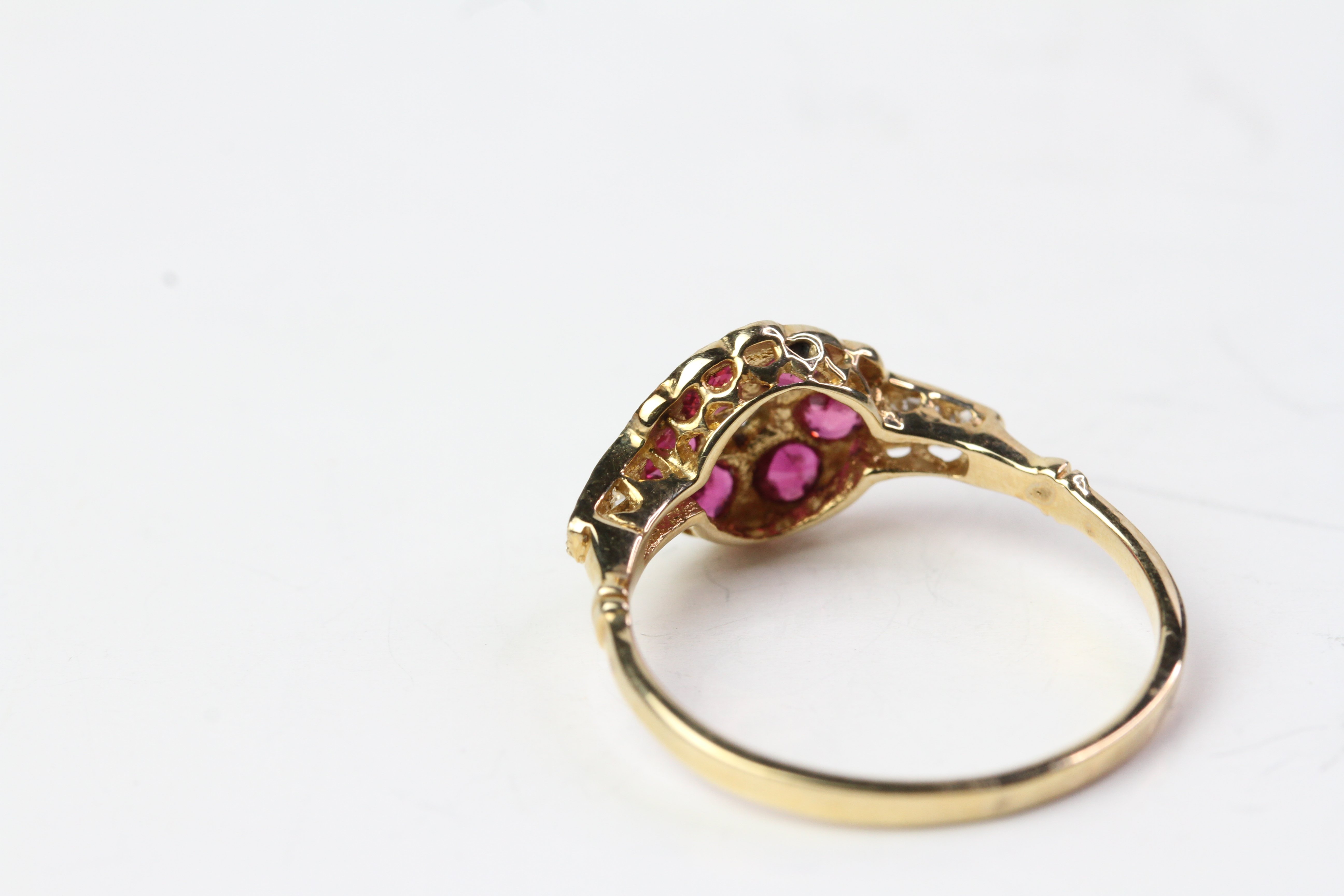 18YG ruby and diamond cluster ring (rubies in circle) no weights - Image 2 of 2