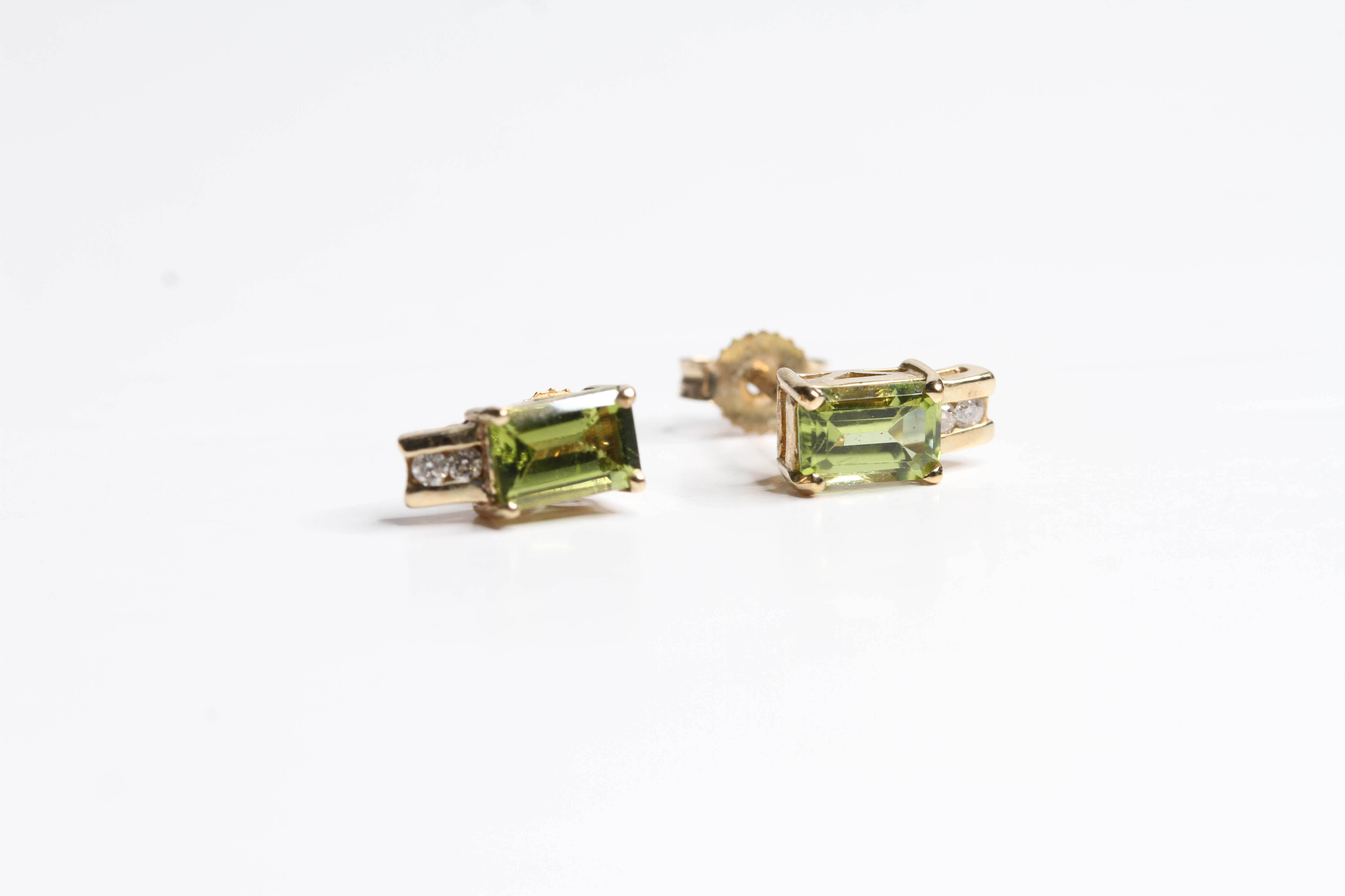 9ct gold vintage peridot & diamond stud earrings (1.3g)