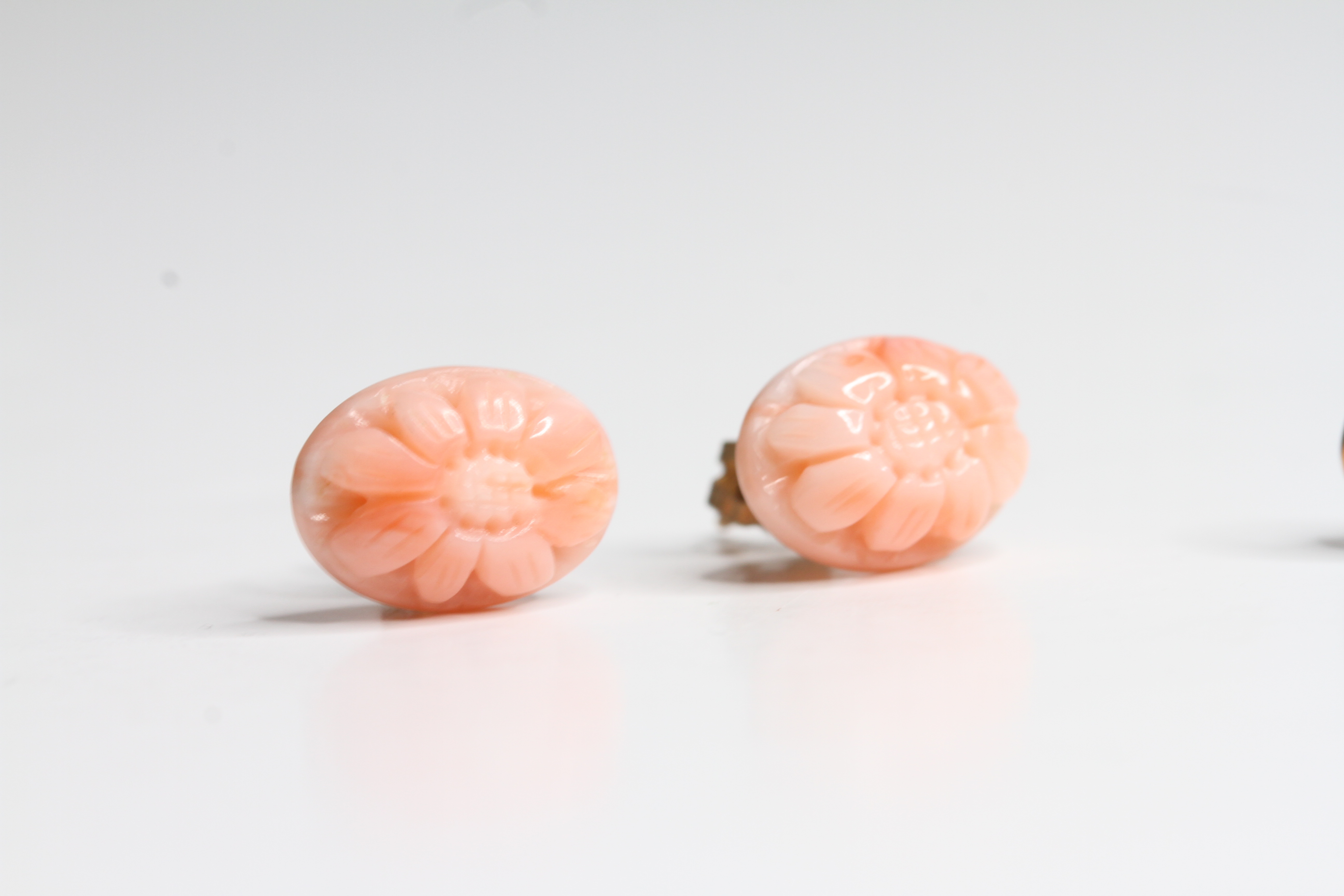 2 x 9ct gold vintage paired stud earrings inc. jade & carved coral (3.9g) - Image 2 of 3