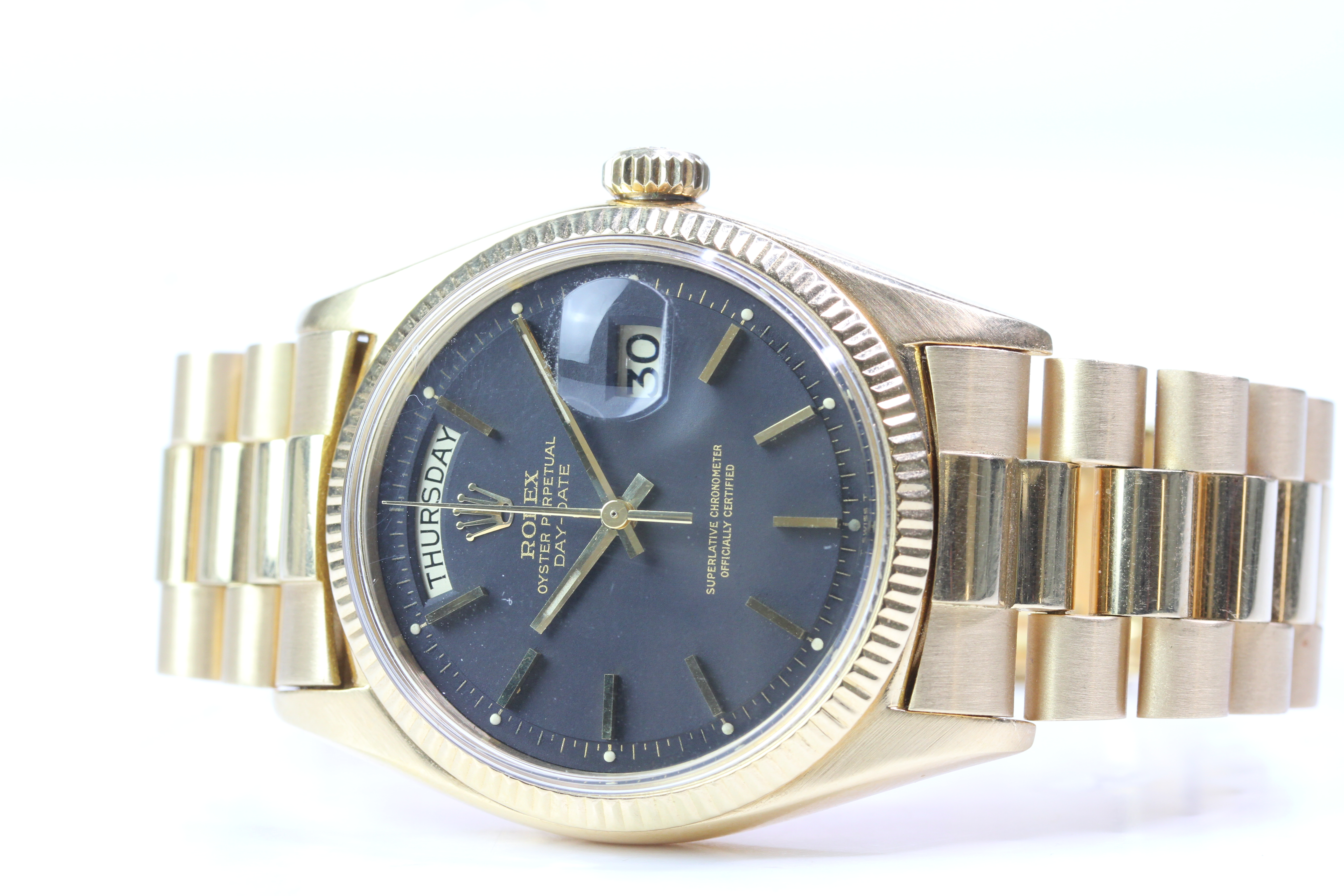 RARE VINTAGE 18CT ROLEX DAY DATE REFERENCE 6611B CIRCA 1959, black pie pan gilt dial, gold baton - Image 4 of 10