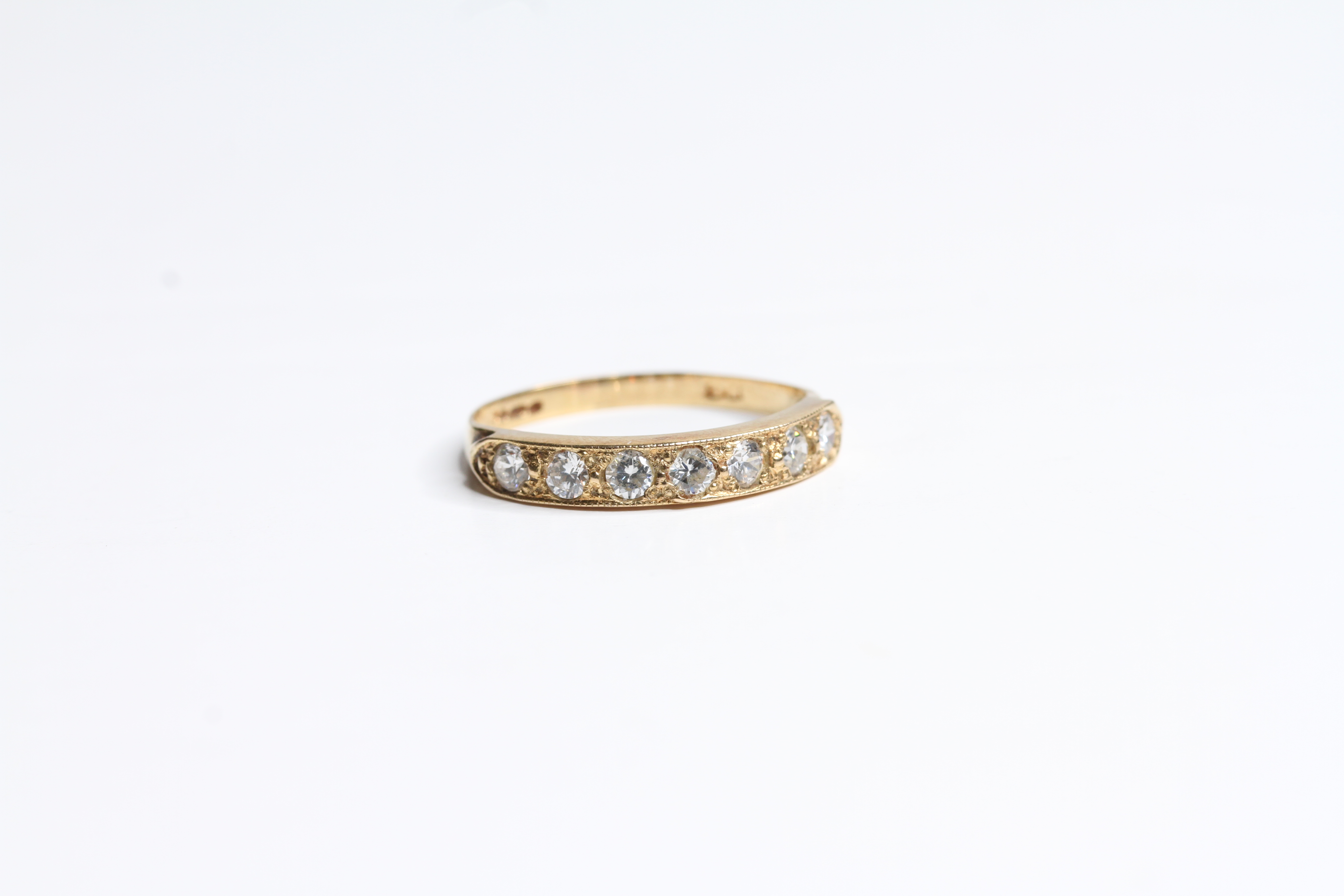 9ct Gold vintage clear gemstone half eternity ring (1.3g)