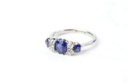 18/PLAT Victorian sapphire and diamond ring (3 x sap/ 4 x dia)
