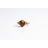 9ct gold vintage tiger's eye solitaire split shank statement ring (3.2g)