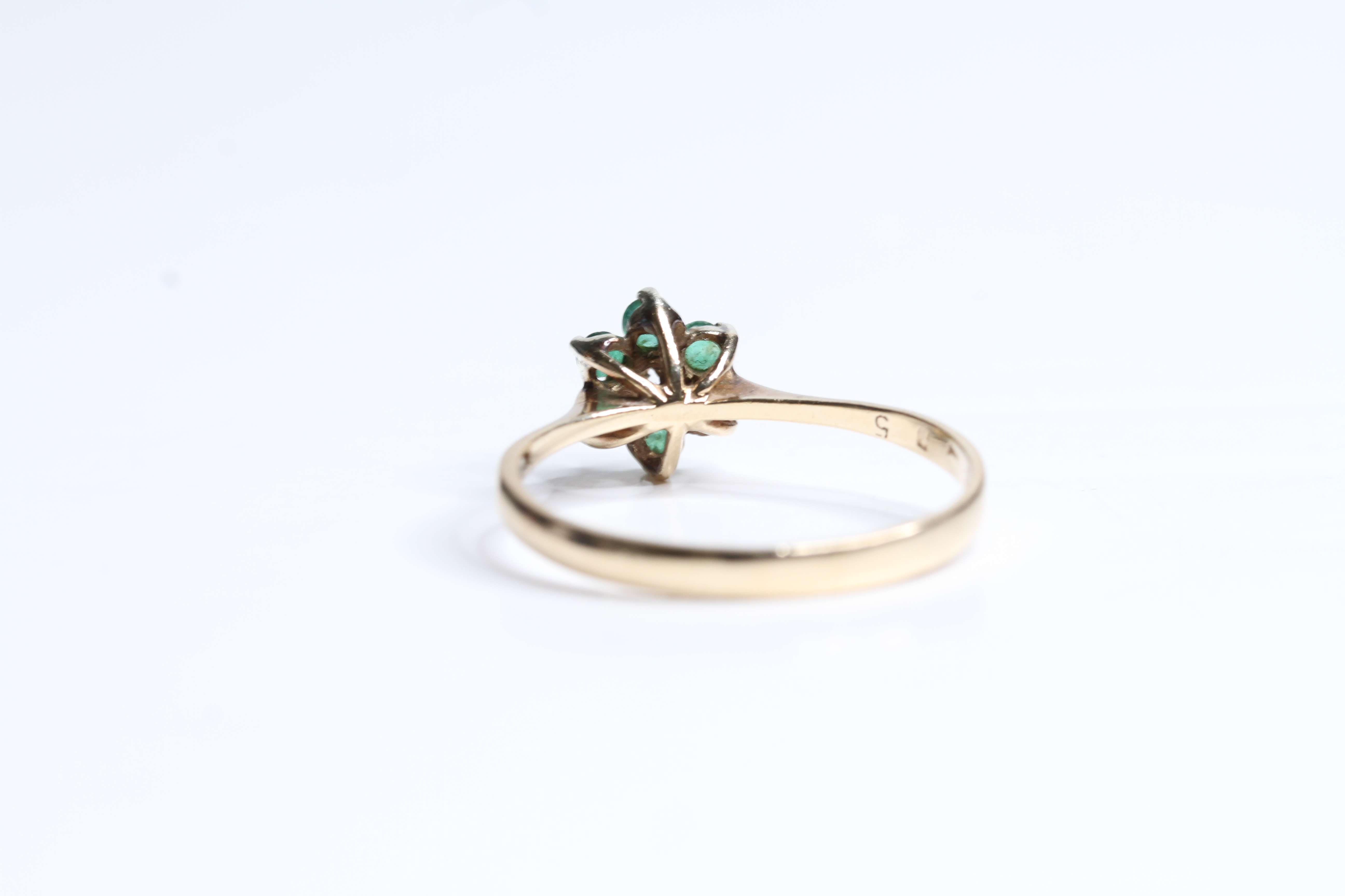 9ct Gold vintage emerald and diamond flower cluser ring (1.6g) - Image 3 of 3