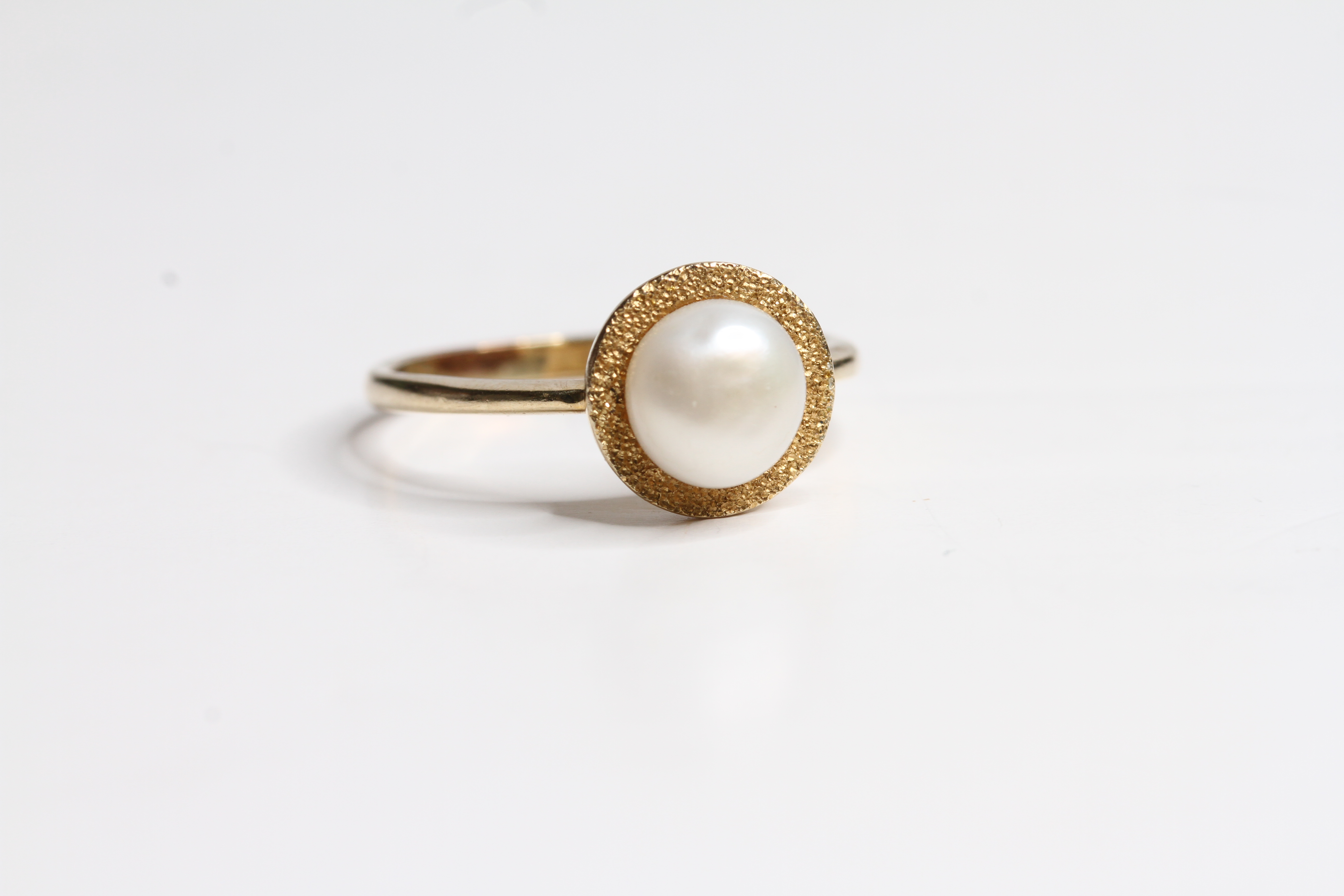 9ct Gold vintage pearl solitaire ring (2.7g)