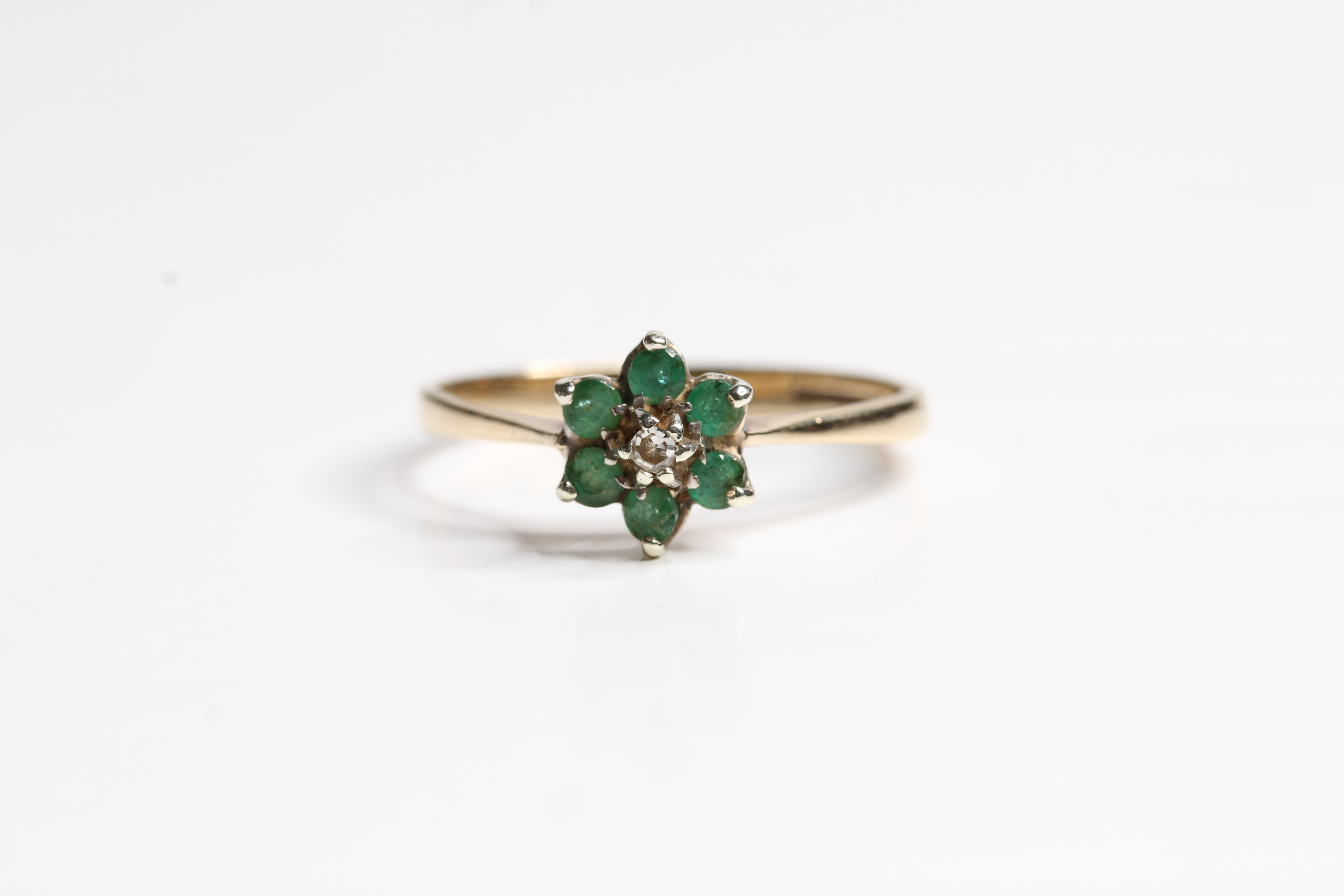 9ct Gold vintage emerald and diamond flower cluser ring (1.6g)