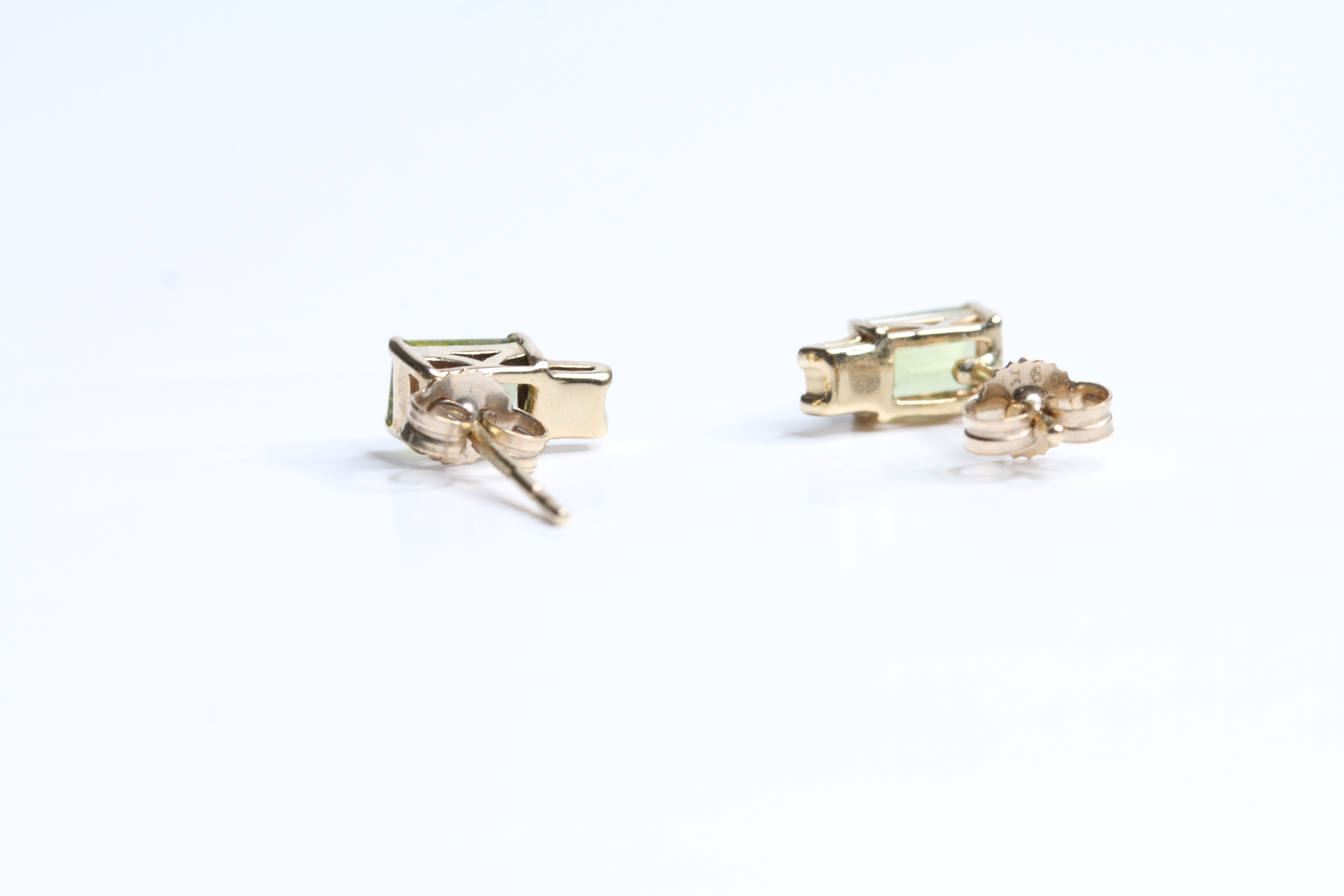 9ct gold vintage peridot & diamond stud earrings (1.3g) - Image 2 of 3