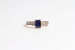 10ct gold synthethic sapphire & clear gemstone shoulder set trilogy dress ring (2.2g)