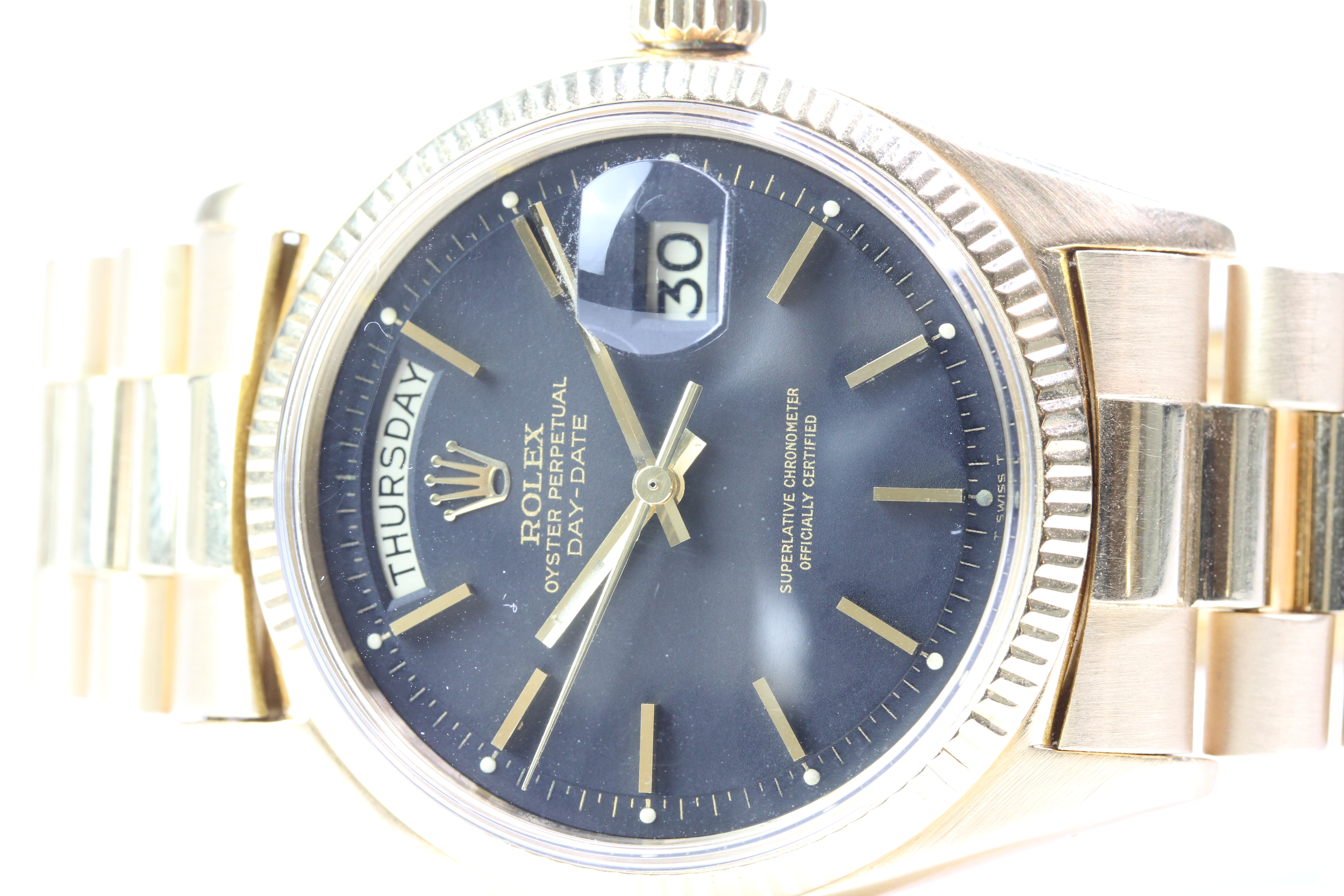 RARE VINTAGE 18CT ROLEX DAY DATE REFERENCE 6611B CIRCA 1959, black pie pan gilt dial, gold baton - Image 5 of 10