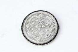 Platinum round diamond brooch with onyx on the outer edge 20gm