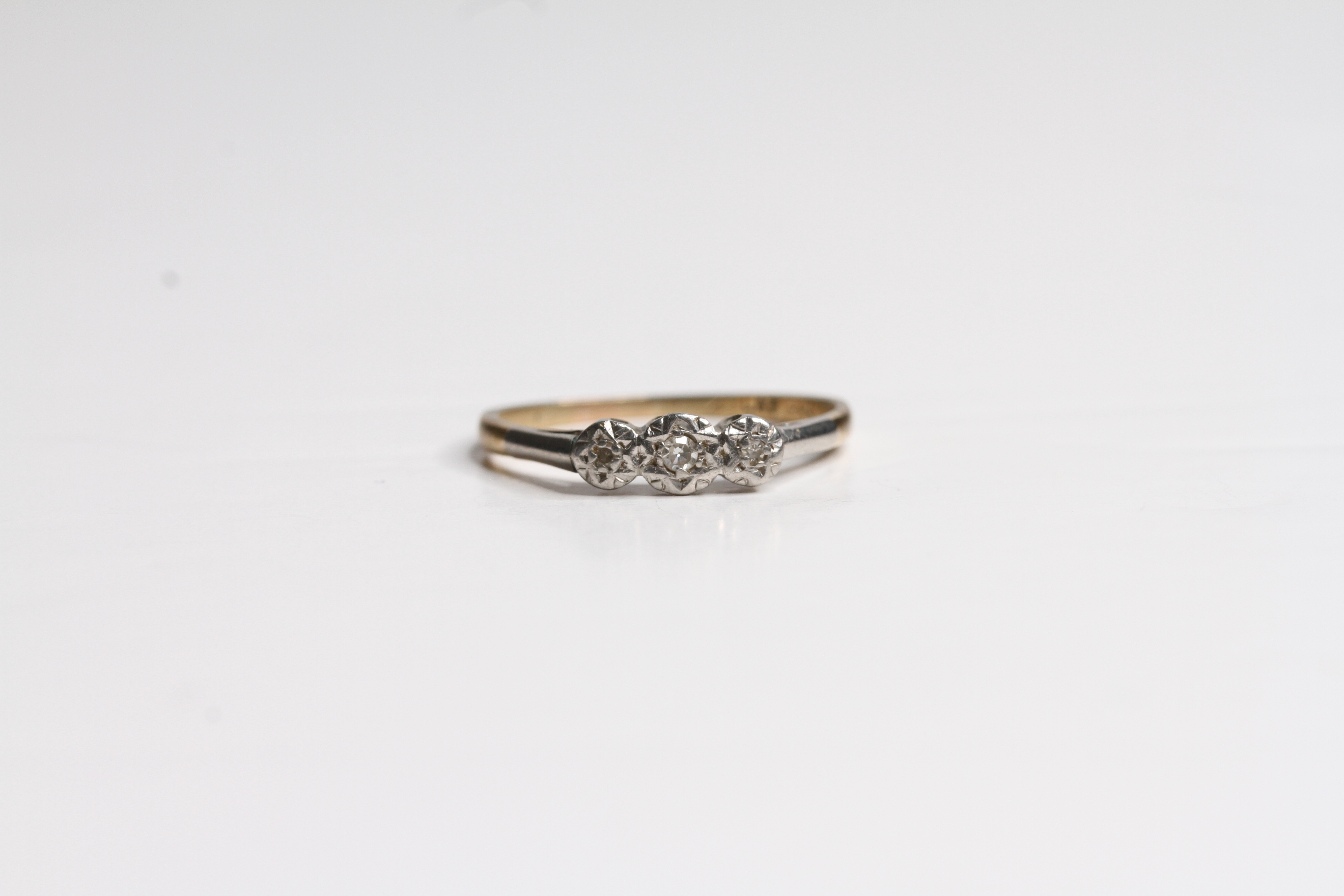 9ct Gold & platinum vintage diamond three stone ring (1.5g)