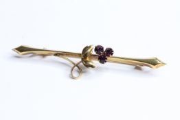 9ct Gold antique purple paste bar brooch with grape detail (1.2g)