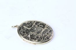 9YG oval detailed opening locket with hallmark and makers mark