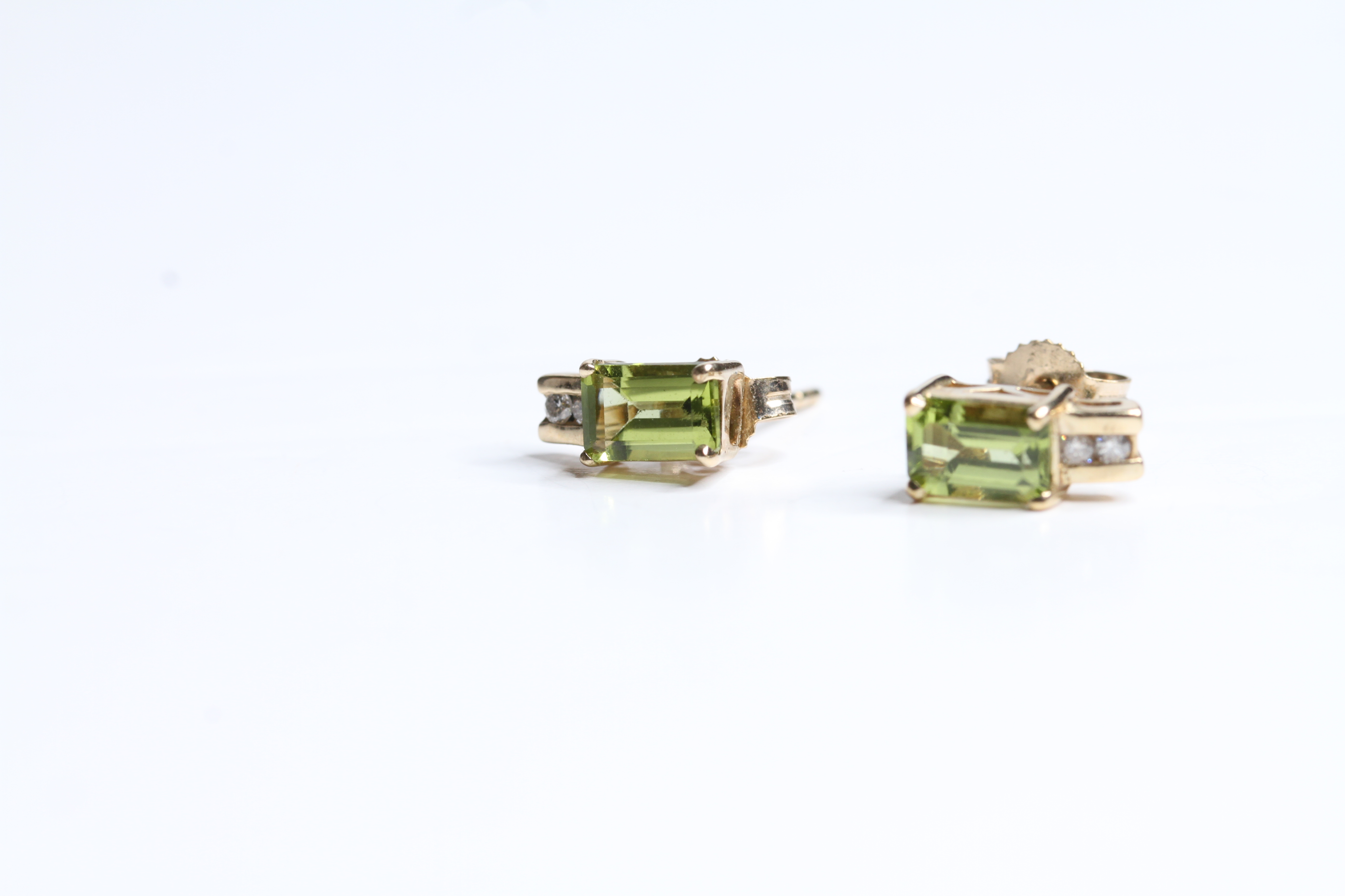 9ct gold vintage peridot & diamond stud earrings (1.3g) - Image 3 of 3