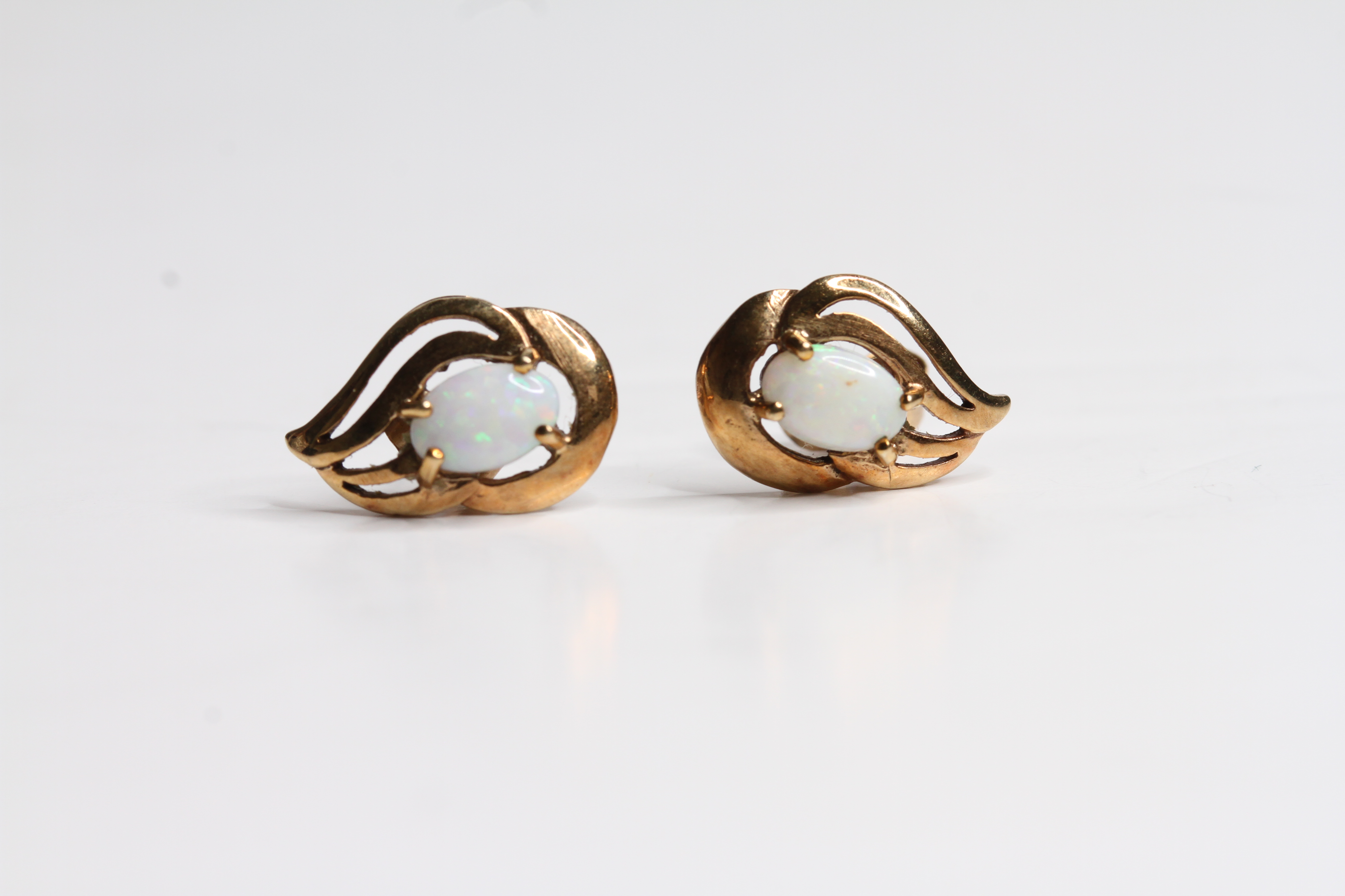 9ct Gold vintage opal cut work stud earrings (1.4g) - Image 2 of 3