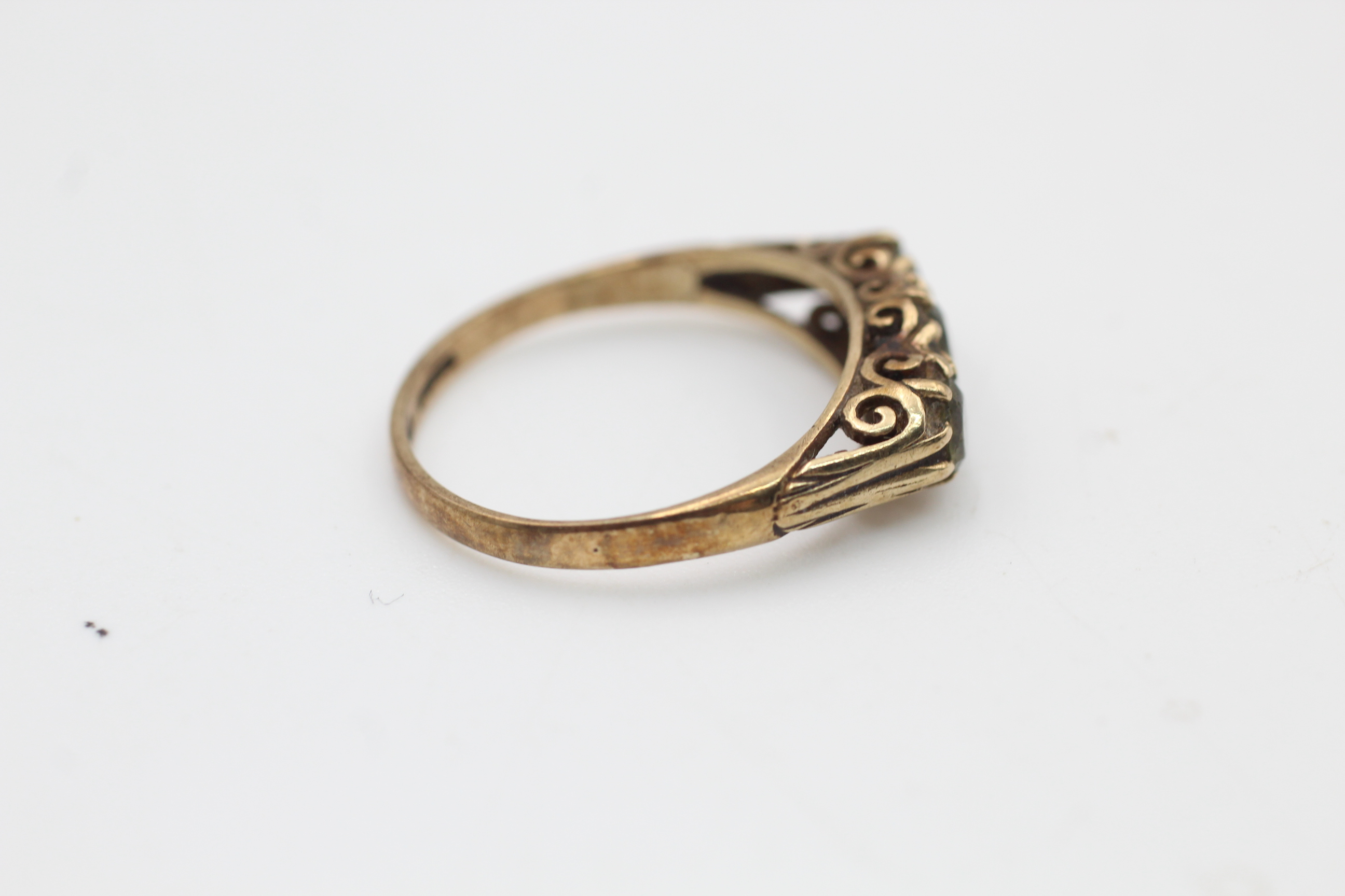 9ct Gold Peridot Three Stone Ring (2g) - Image 2 of 4