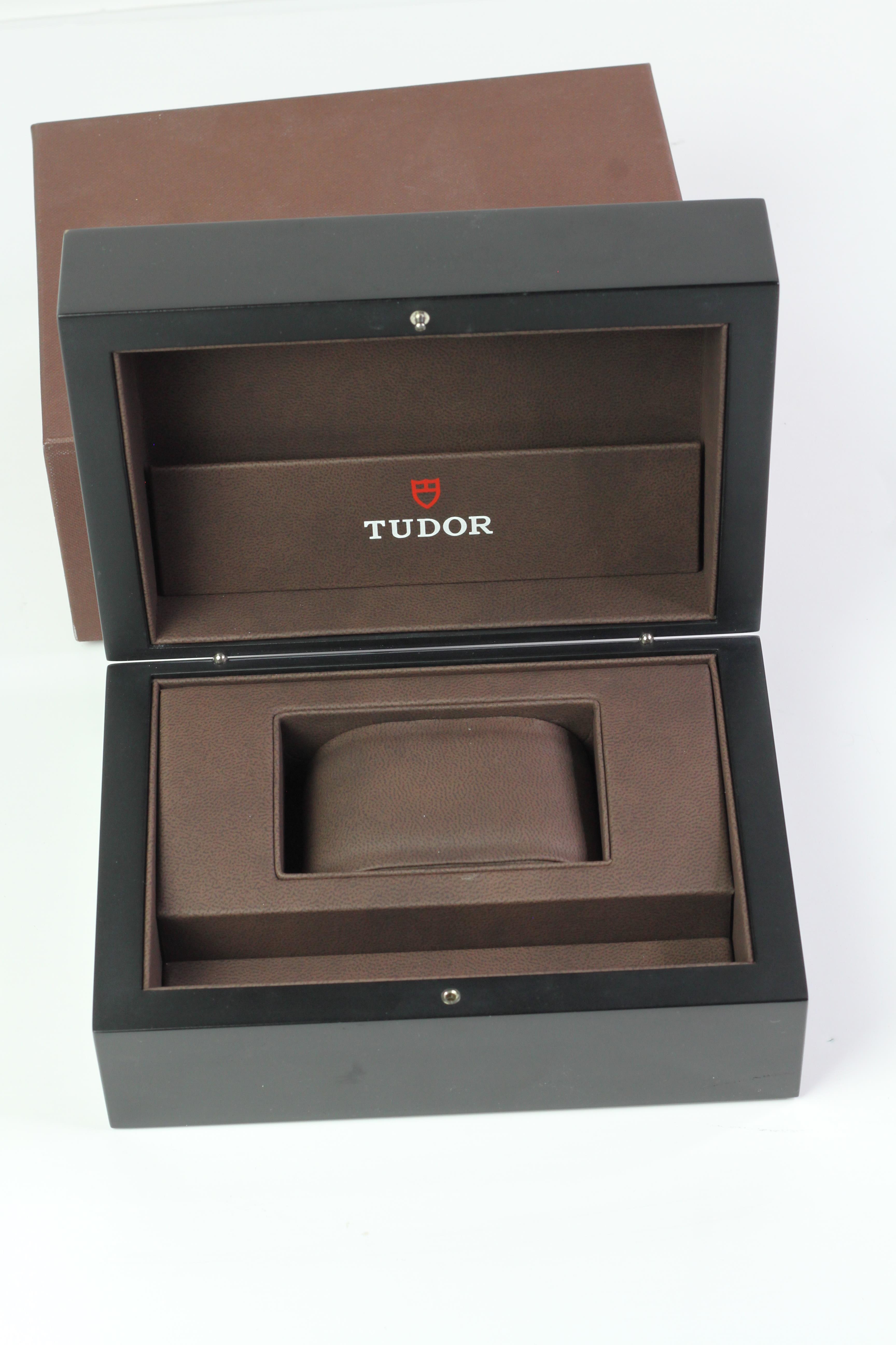 *To Be Sold Without Reserve" Modern Tudor inner and outer box - Image 3 of 3