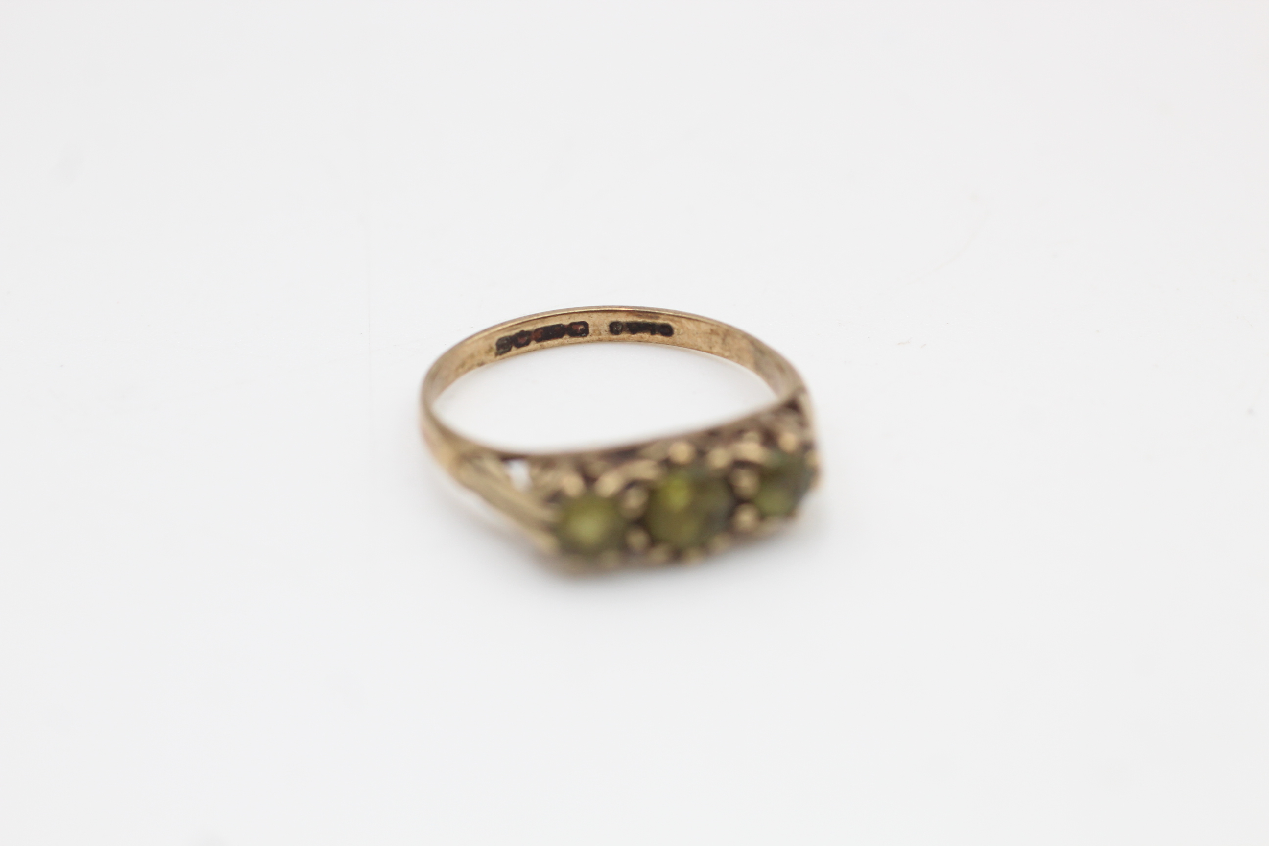 9ct Gold Peridot Three Stone Ring (2g) - Image 4 of 4