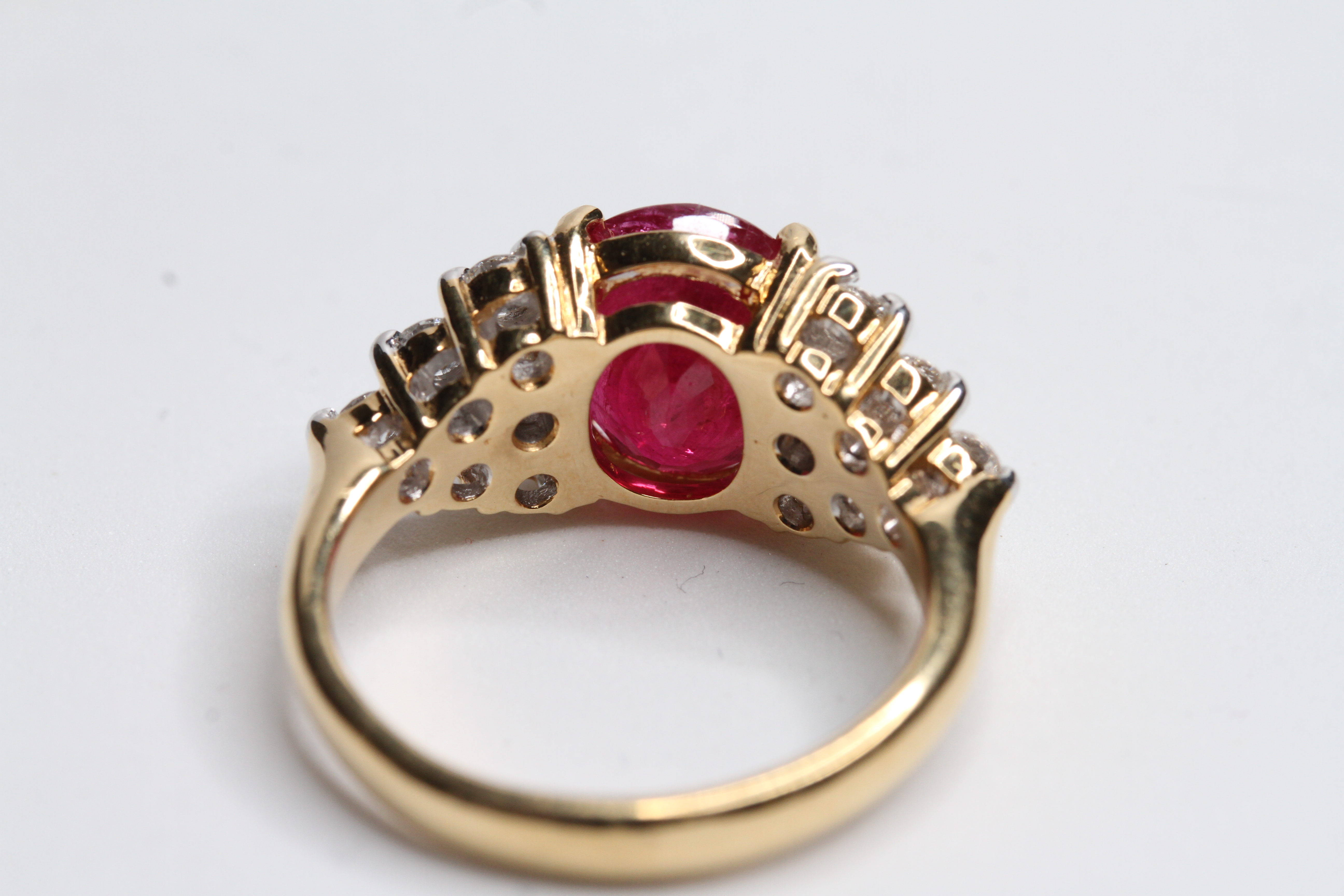 18YG 4 claw set oval ruby ring with triangular diamond set shoulders R3.69 D0.60 Ruby is flux - Image 2 of 2