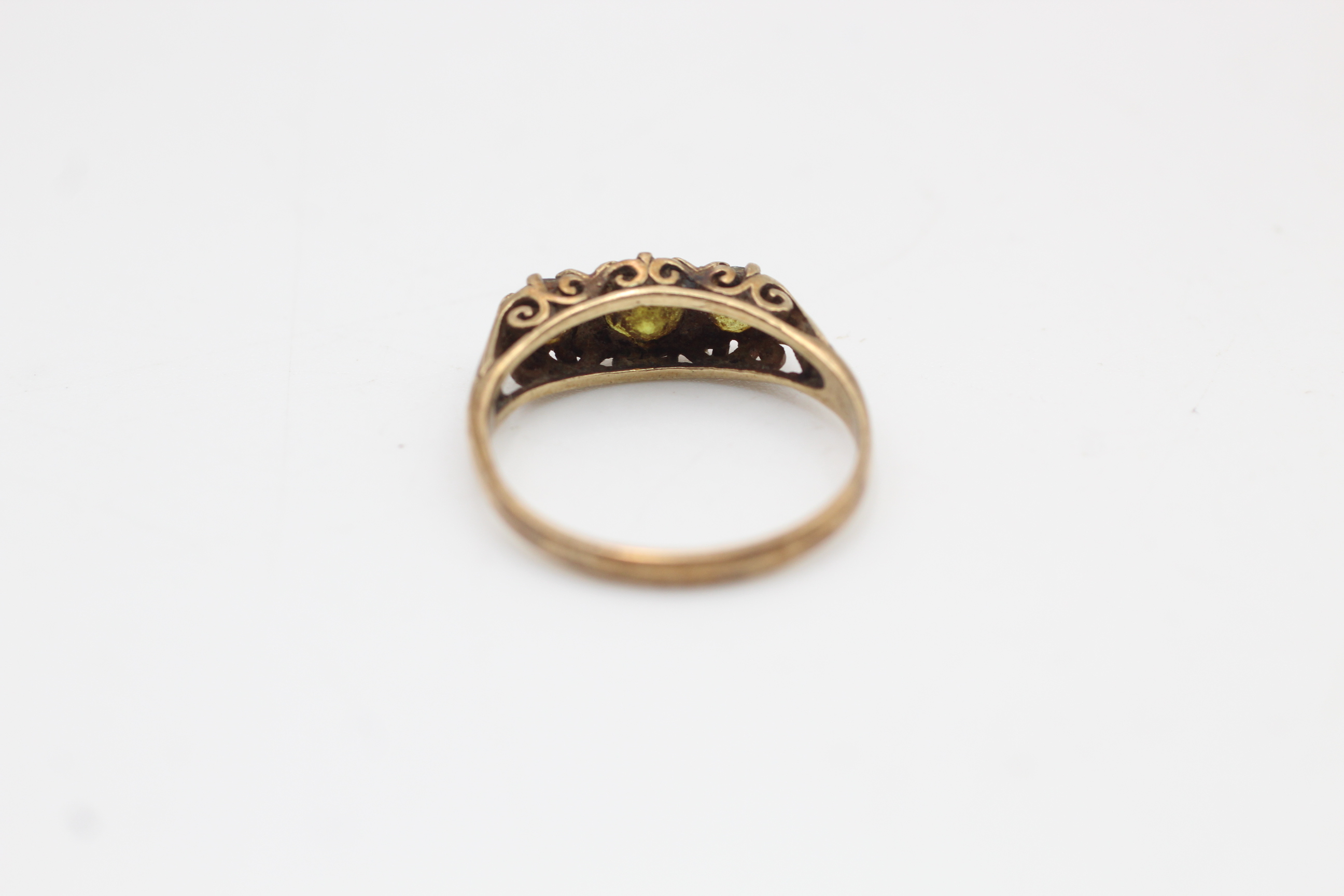 9ct Gold Peridot Three Stone Ring (2g) - Image 3 of 4