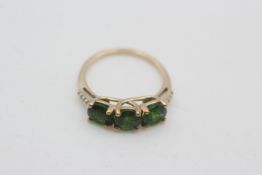 9ct gold diopside trilogy ring with diamond shoulders (1.7g)