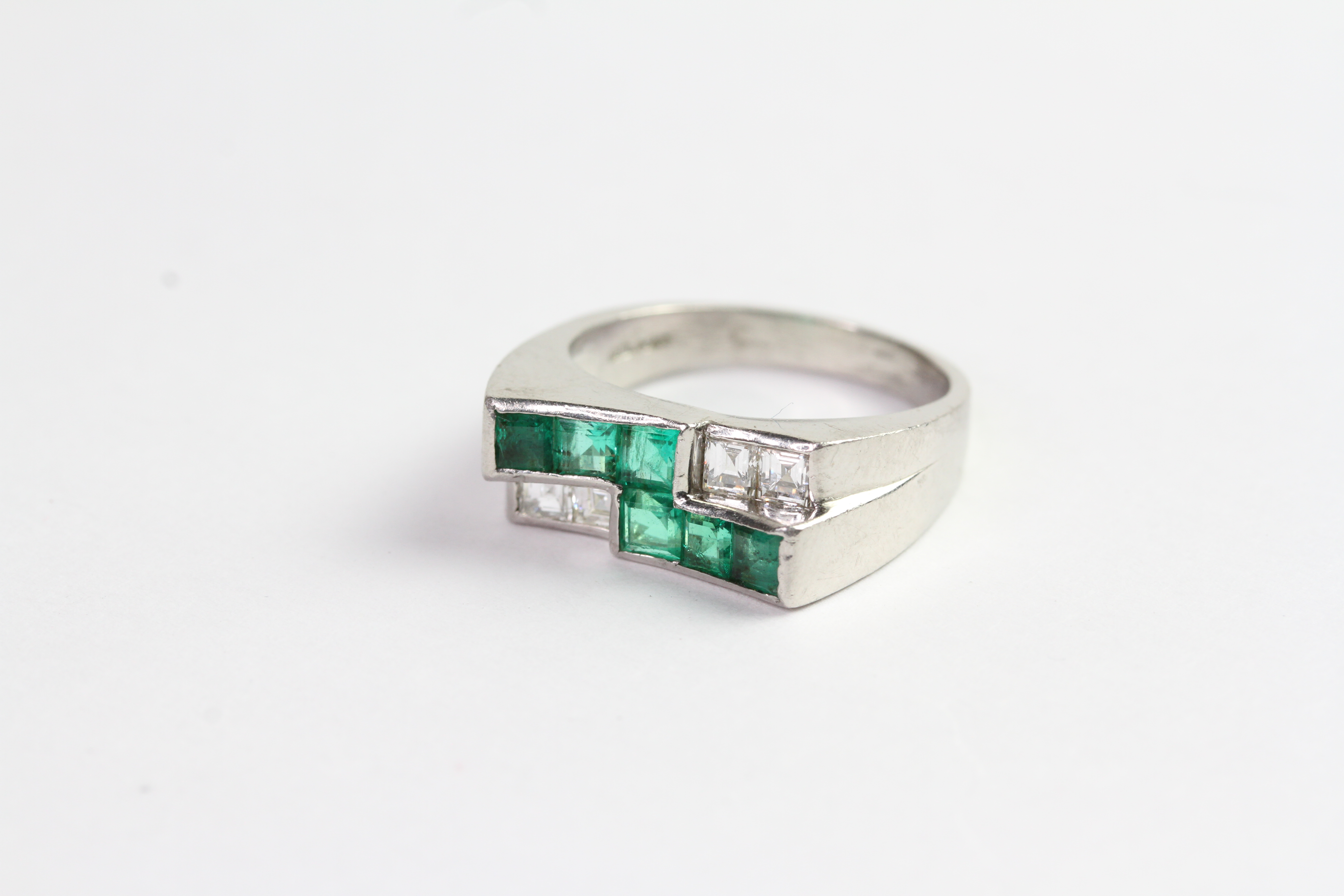 Art Deco Diamond and Emerald Ring, square cut stones, cross over abstract design, mounted in white - Image 2 of 2
