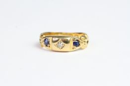 18ct gold ring with sapphire and diamond ring with engraved shoulders