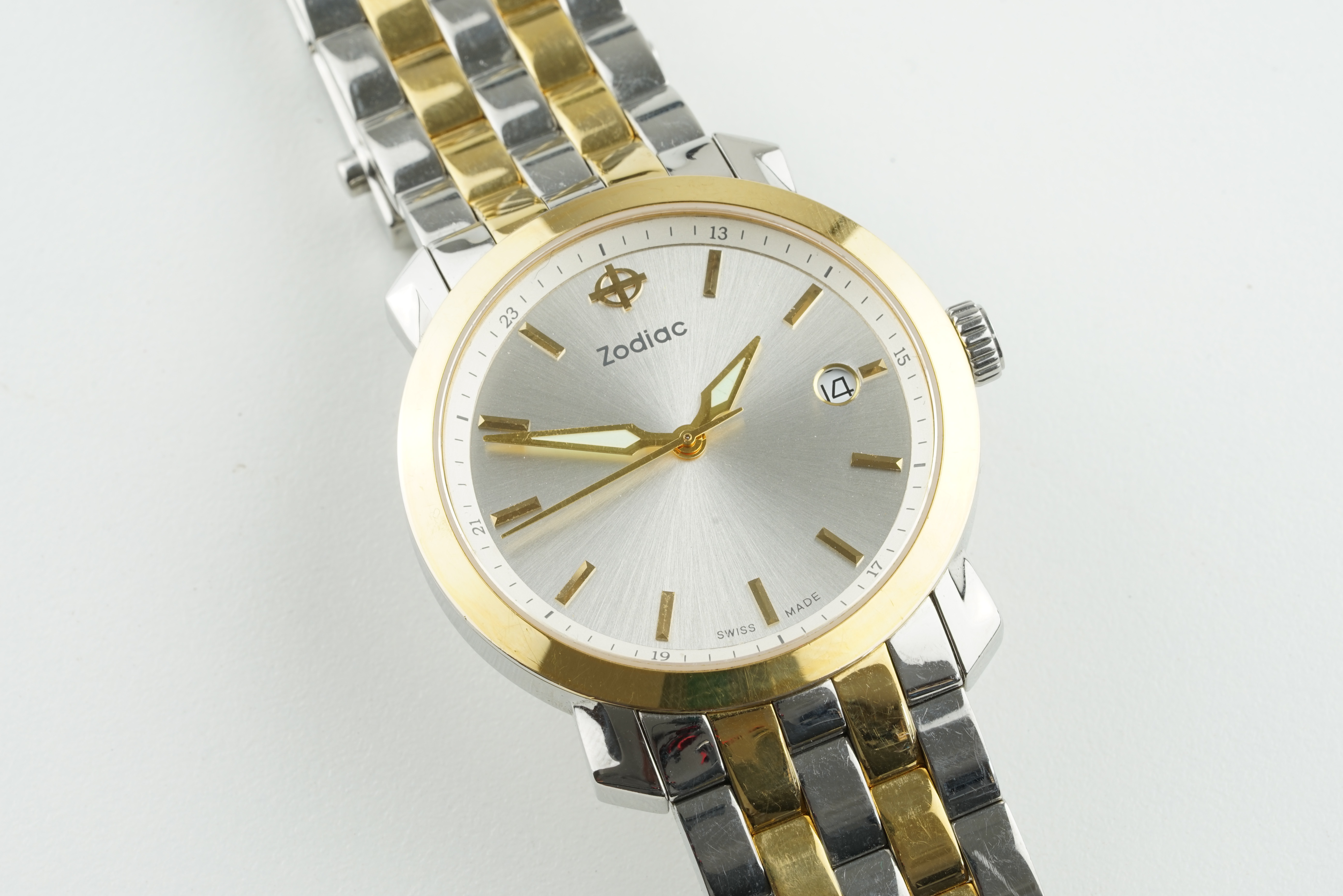 ZODIAC BI METAL DATE WRISTWATCH Z01003,circular silver dial with gold applied hour markers and