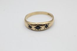 9ct gold three stone sapphire star etched gypsy setting ring (1.8g)