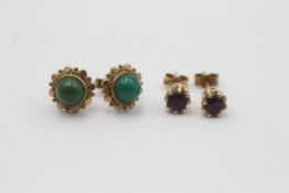 2 x 9ct gold vintage paired gemstone stud earrings inc. amethyst & green gemstone (2.6g)