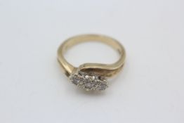 9ct gold three stone diamond twist band ring (3g)