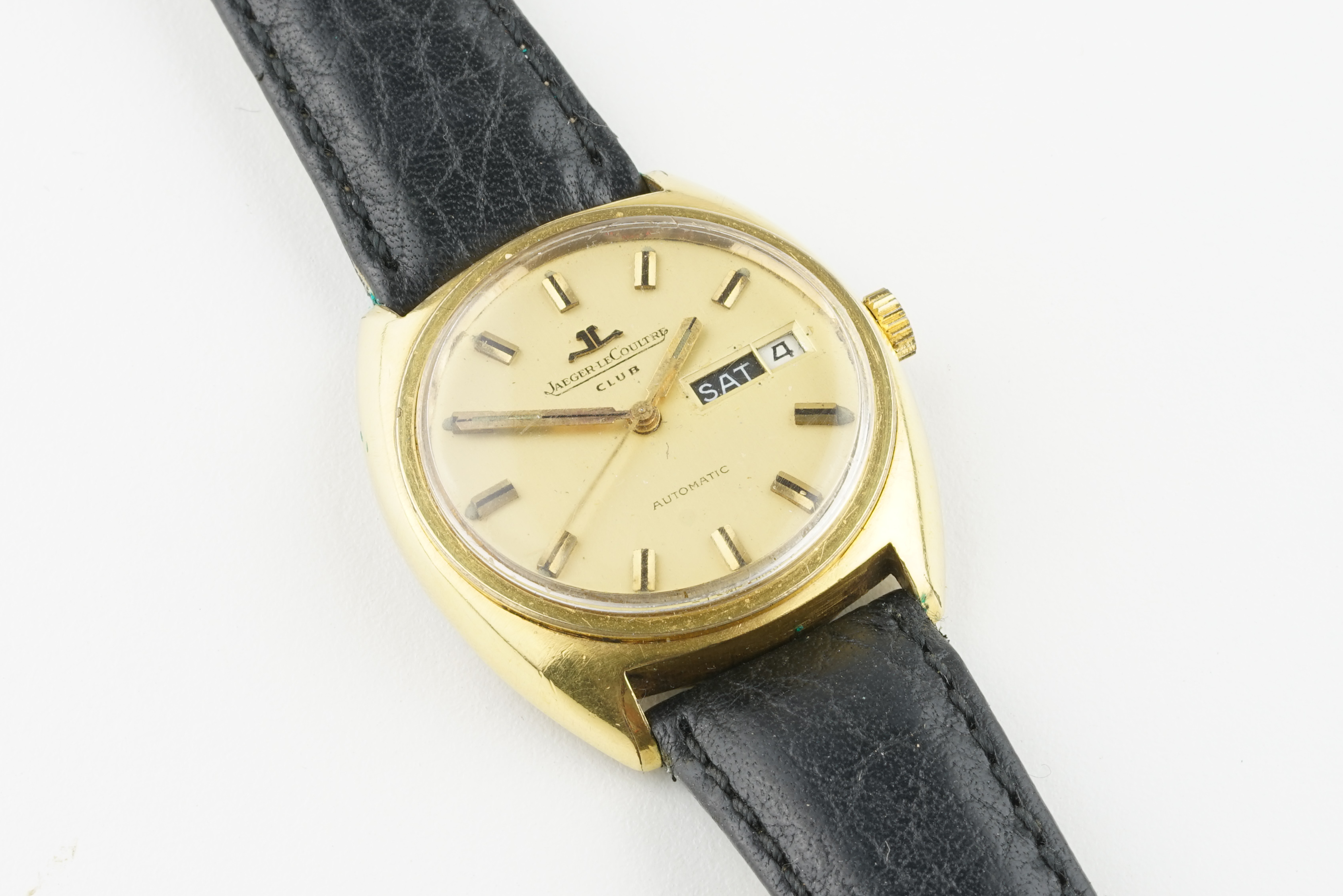 JAEGER LECOULTRE CLUB AUTOMATIC DAY DATE WRISTWATCH, circular gold dial with gold hour markers and