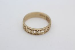 9ct gold roman numerals band ring, reading '1999' (2.1g)