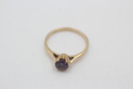 10ct gold synthetic colour changing sapphire solitaire ring (1.5g)