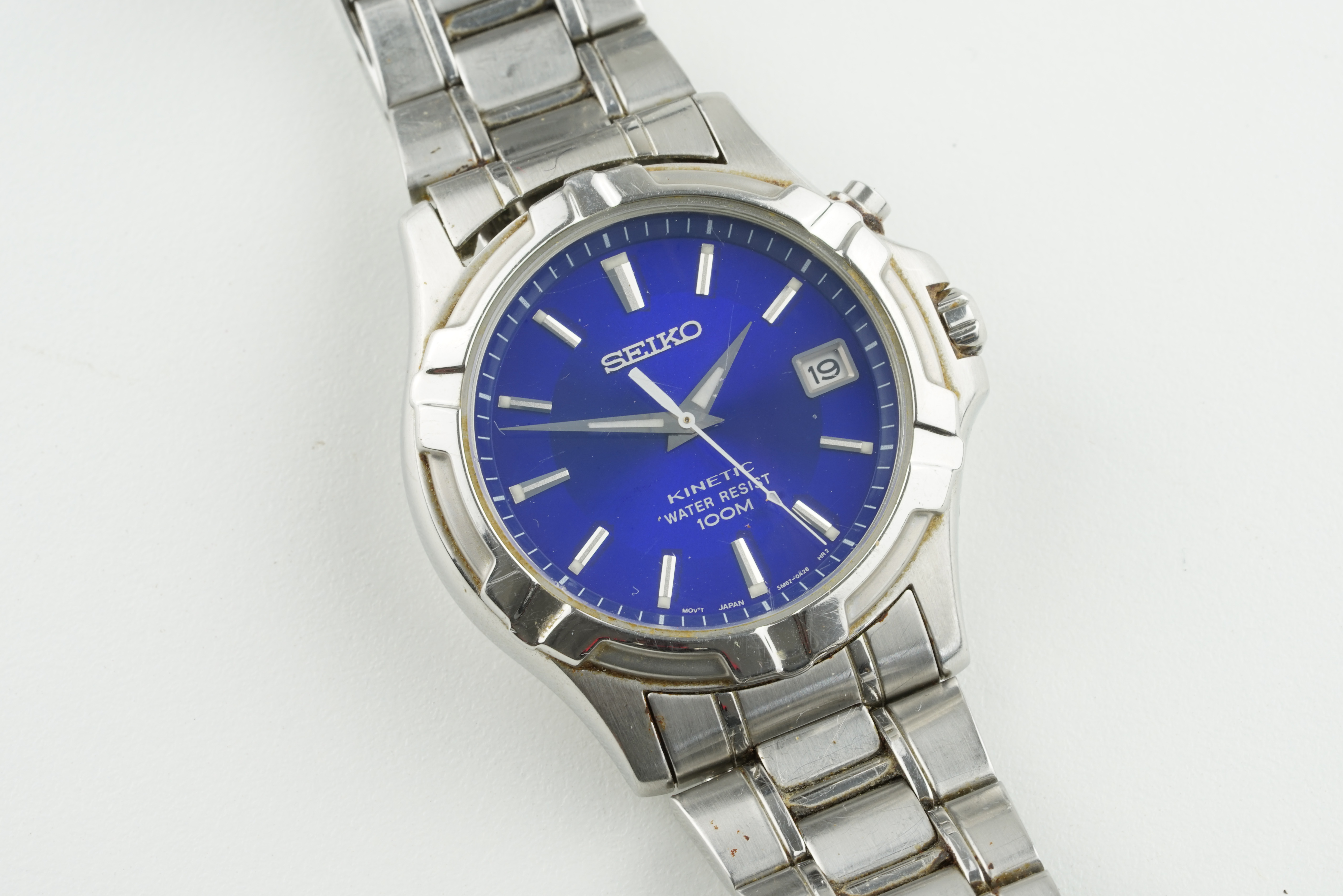 SEIKO KINETIC DATE WRISTWATCH, circular blue dial with applied hour markers and hands, 37mm