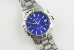 SEIKO KINETIC DATE WRISTWATCH, circular blue dial with applied hour markers and hands, 37mm